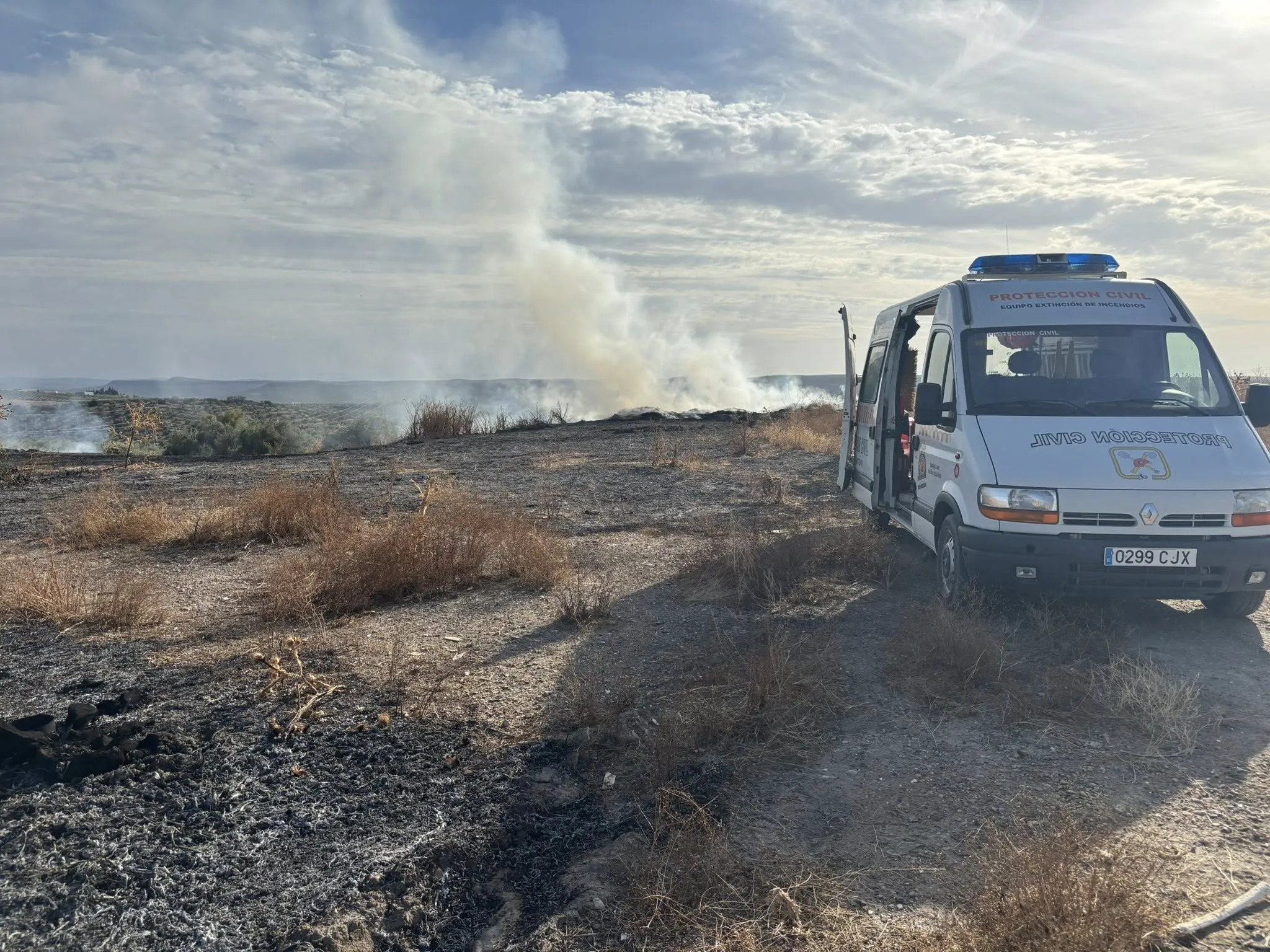 Protección Civil actúa en incendio del paraje de Las Encinas en Lopera