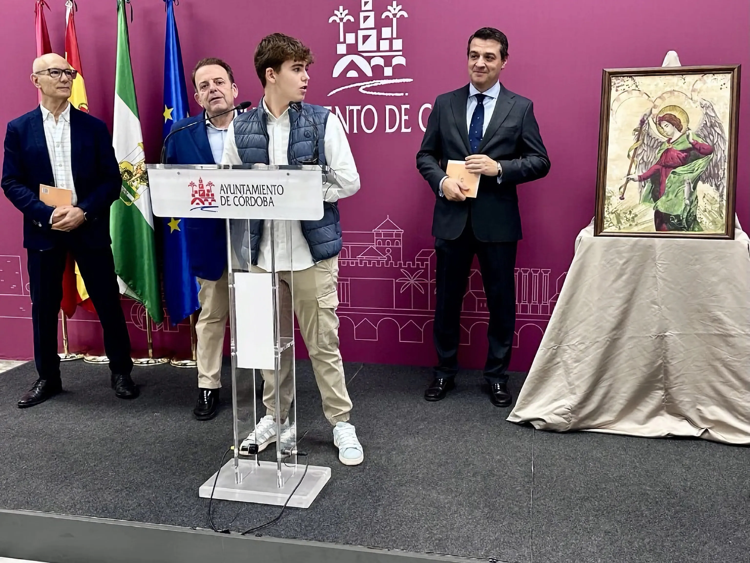 El bujalanceño Alejandro García, durante su explicación acerca de la realización del cartel. Foto: Gente de Paz