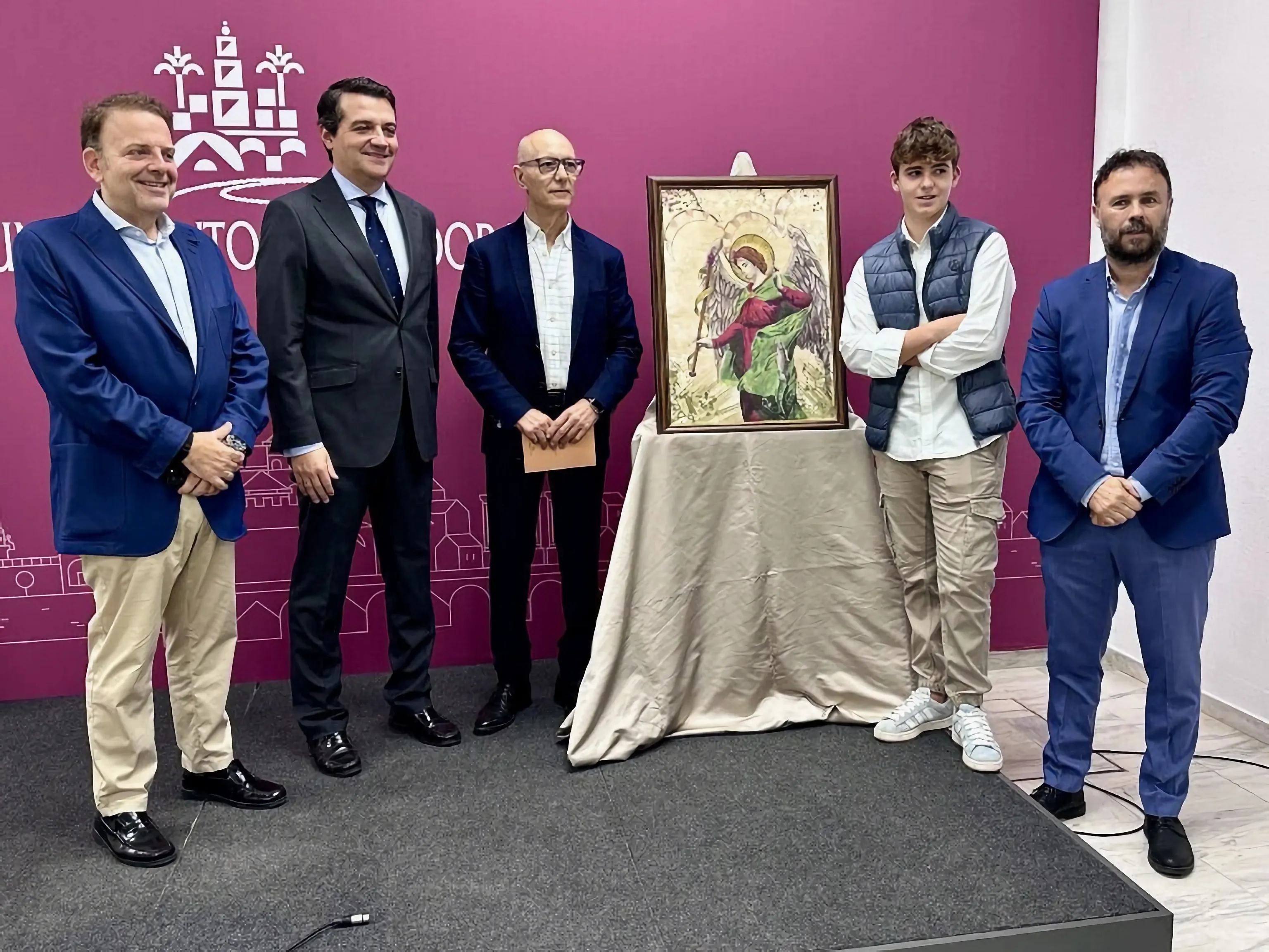 Alejandro García (segundo por la derecha), junto a las autoridades del Ayuntamiento de Córdoba. Foto: Gente de Paz Alejandro García (segundo por la derecha), junto a las autoridades del Ayuntamiento de Córdoba. Foto: Gente de Paz