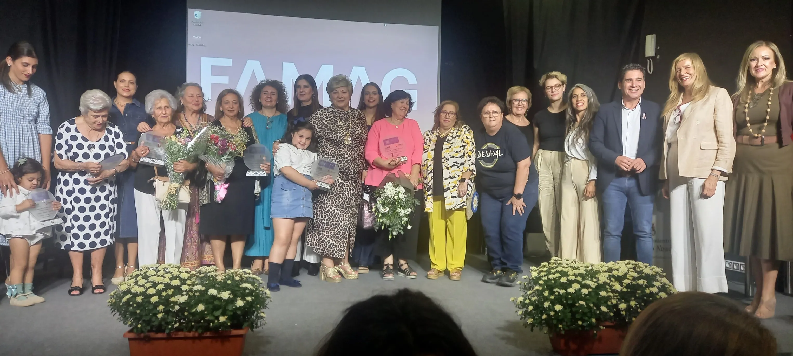 Foto de familia con las mujeres homenajeadas. Foto: FAMAG