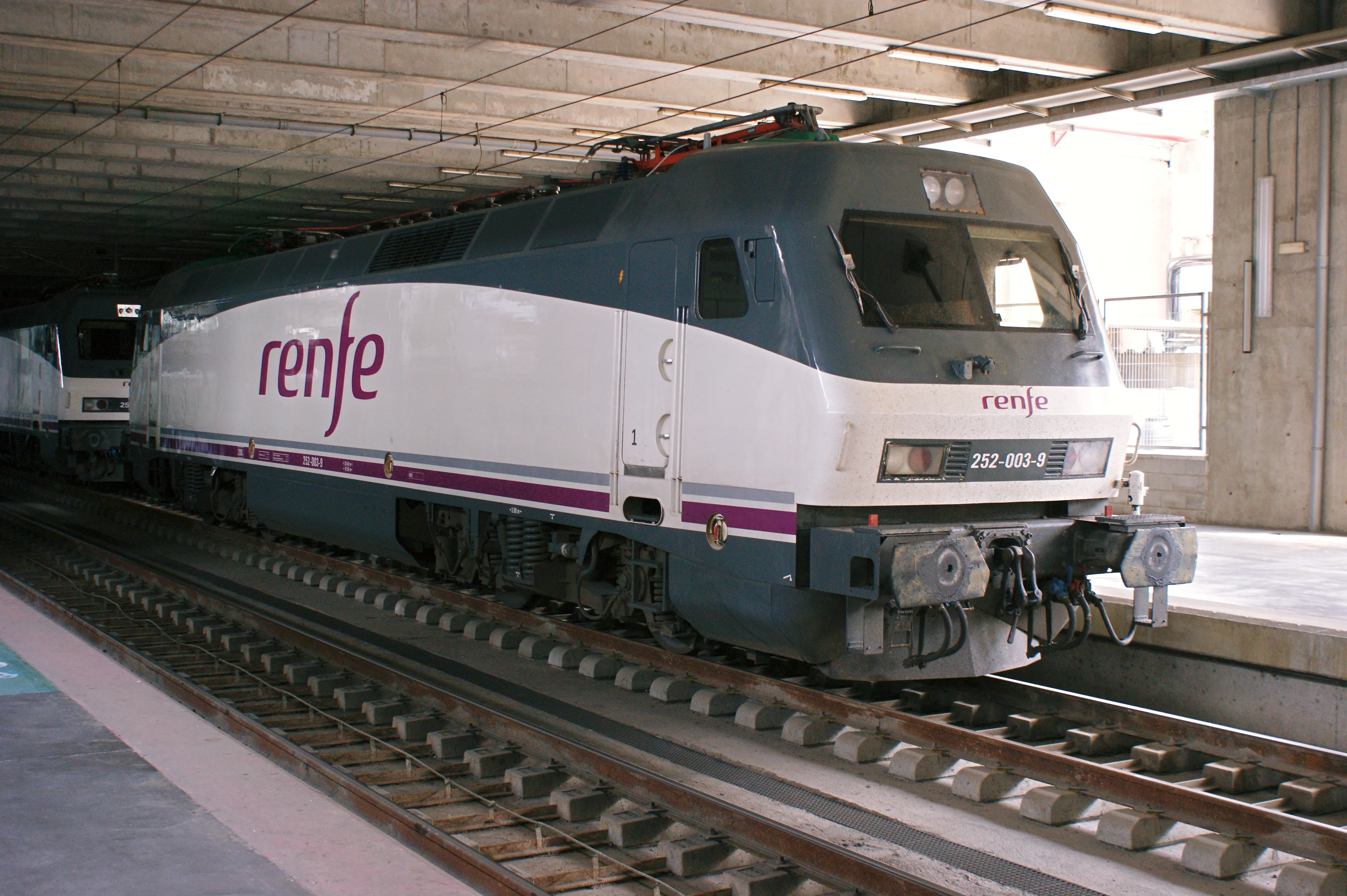 Un tren dentro de la estación de Córdoba.