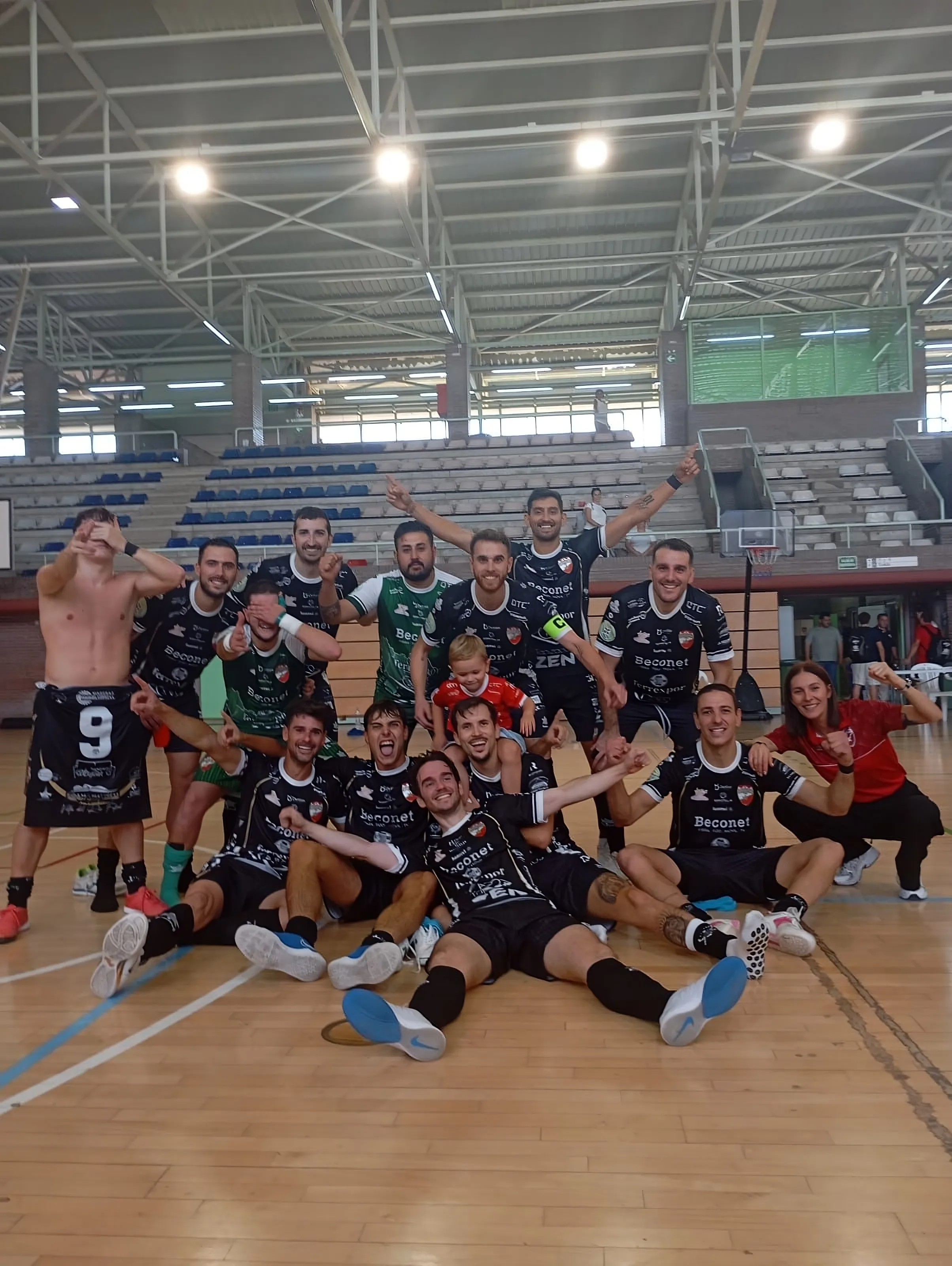 Los jugadores del Villa del Río Futsal celebran su primer triunfo a domicilio de la temporada. Foto: CD Villa del Río Futsal