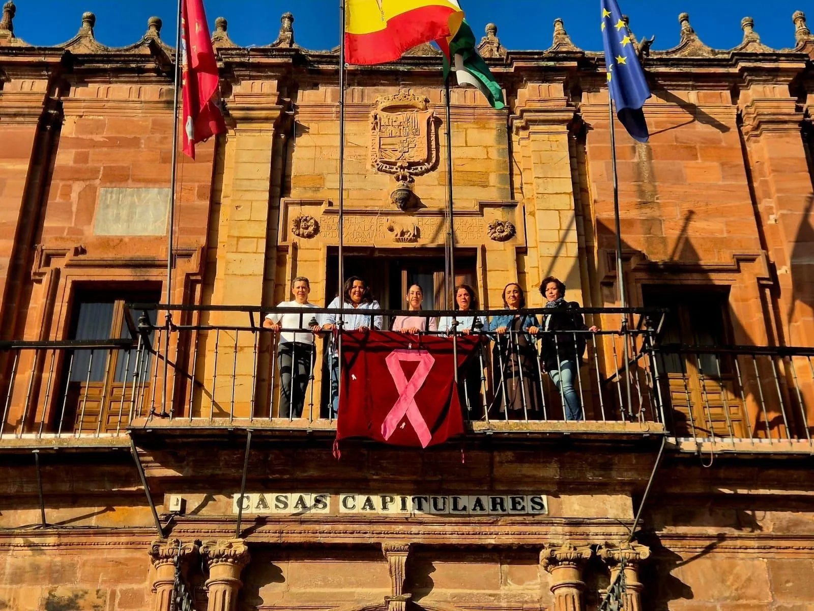 Lazo rosa colgado en el balcón del ayuntamiento de Montoro. Lazo rosa colgado en el balcón del ayuntamiento de Montoro.
