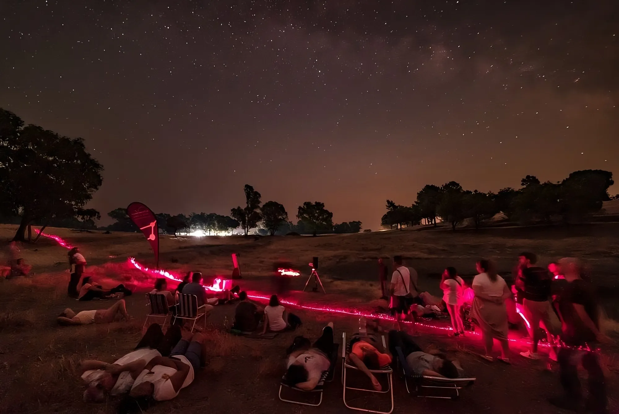 Observación del cielo nocturno en Adamuz. Foto: Ayuntamiento de Adamuz.