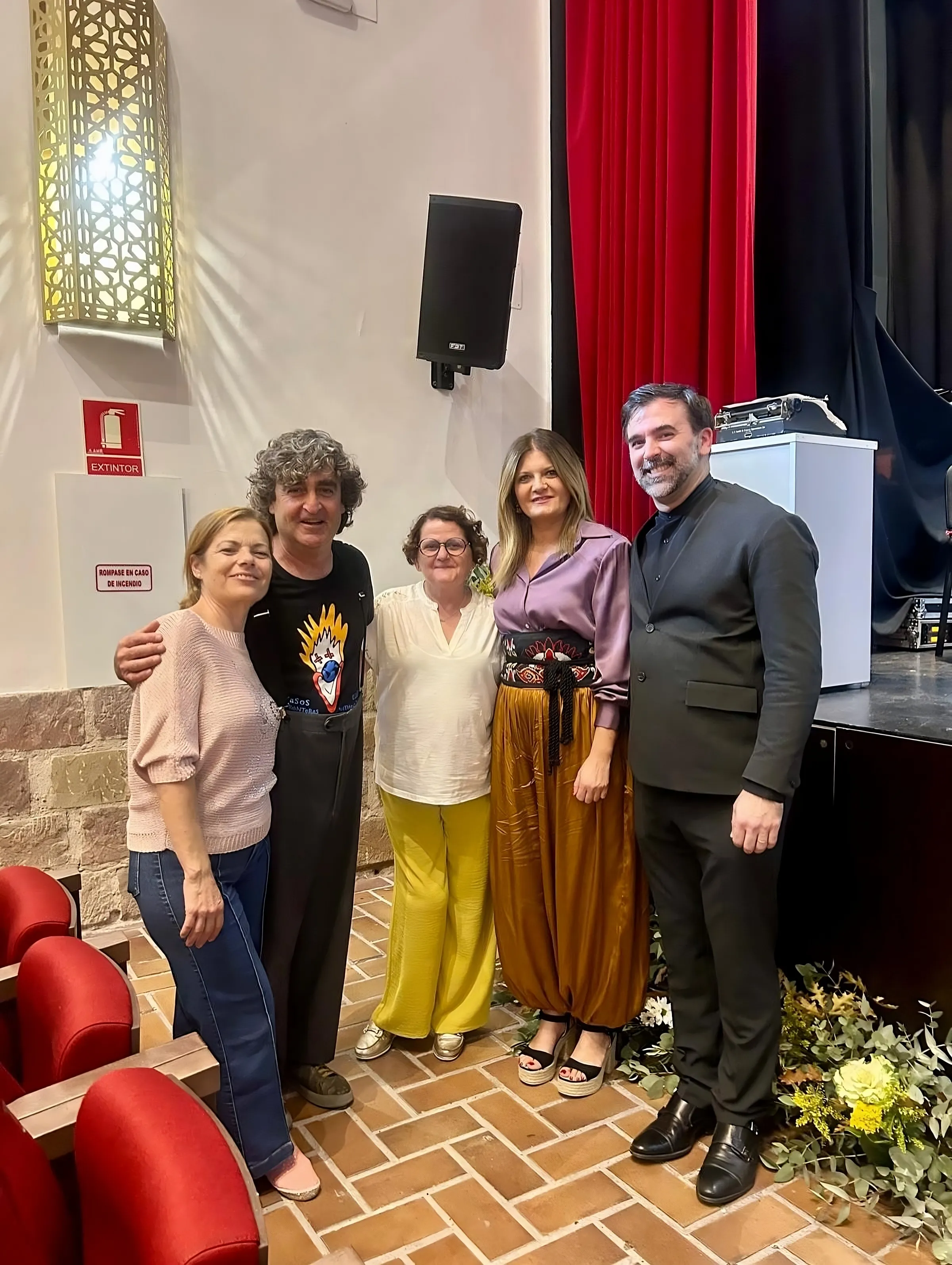 La alcaldesa de El Carpio comparte un momento con Lolo Fernández y el director Samuel Tamarit tras una brillante actuación de la Orquesta de Córdoba. Foto: Ayuntamiento de El Carpio