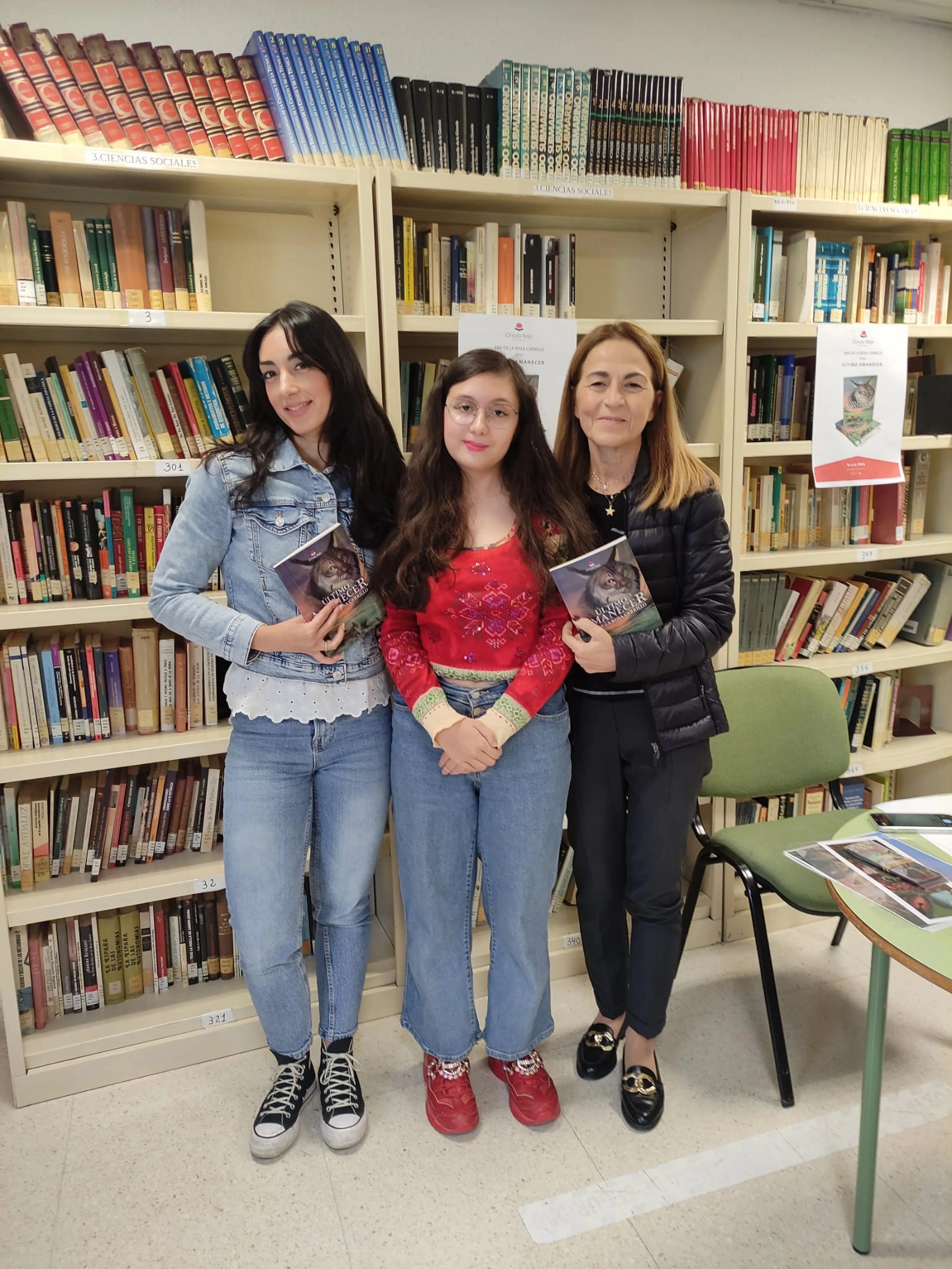 Ana de la Rosa Carrillo (centro) junto dos profesoras del Colegio Divina Pastora de Villa del Río