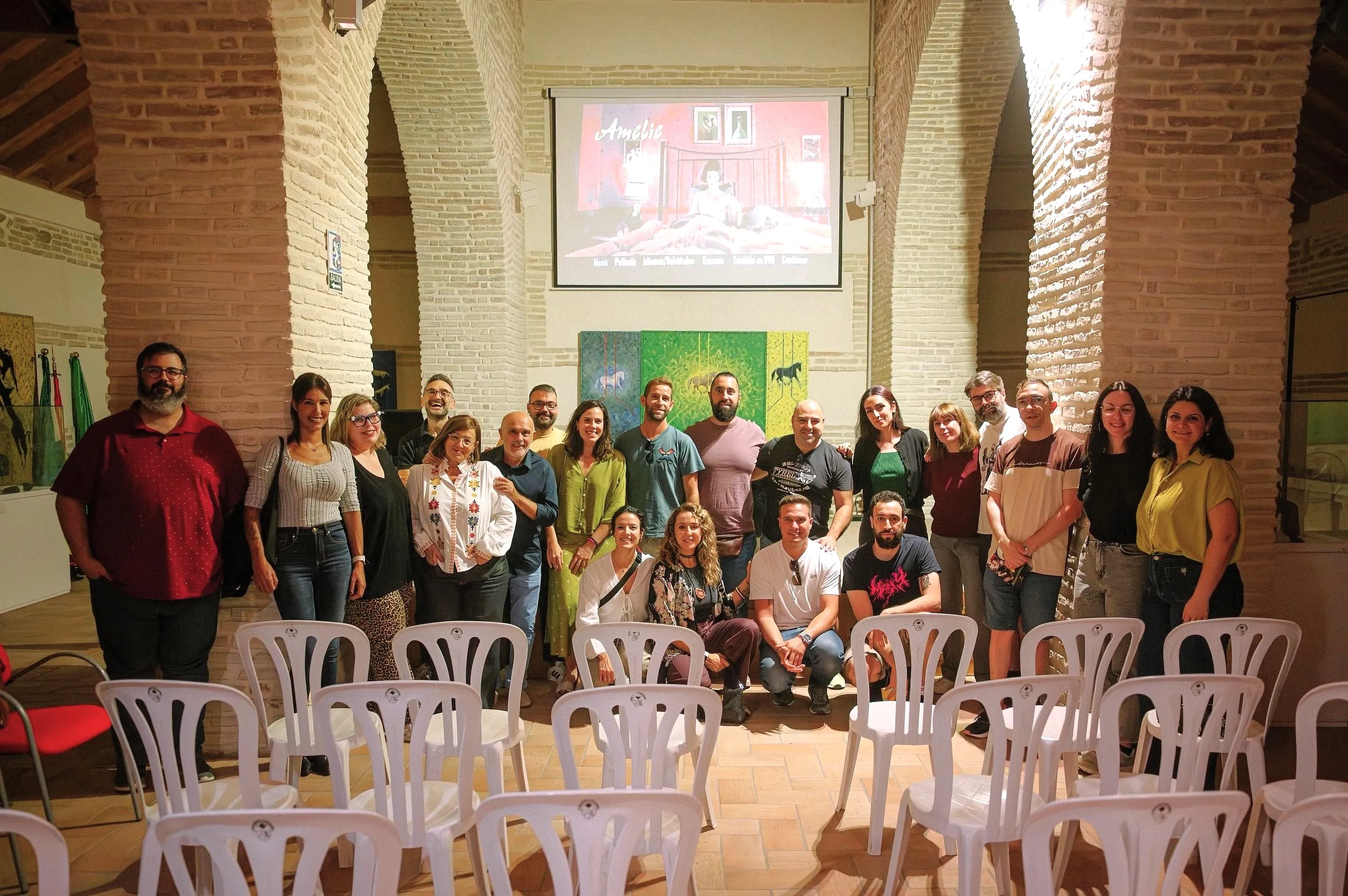 Vecinos de Lopera disfrutan de la proyección de Amélie durante la inauguración del cineclub “La Trinchera” Vecinos de Lopera disfrutan de la proyección de Amélie durante la inauguración del cineclub “La Trinchera”