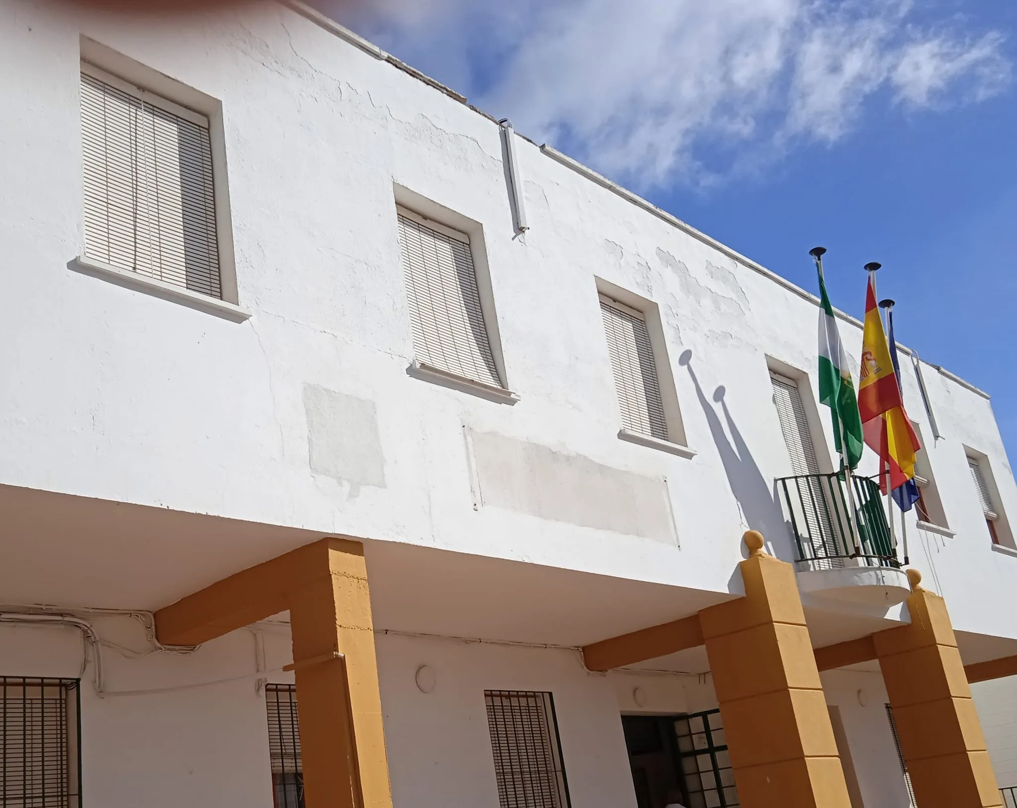 Fachada del CEIP "Sierra de Adamuz", con las placas retiradas con su anterior nomenclatura. Fachada del CEIP "Sierra de Adamuz", con las placas retiradas con su anterior nomenclatura.
