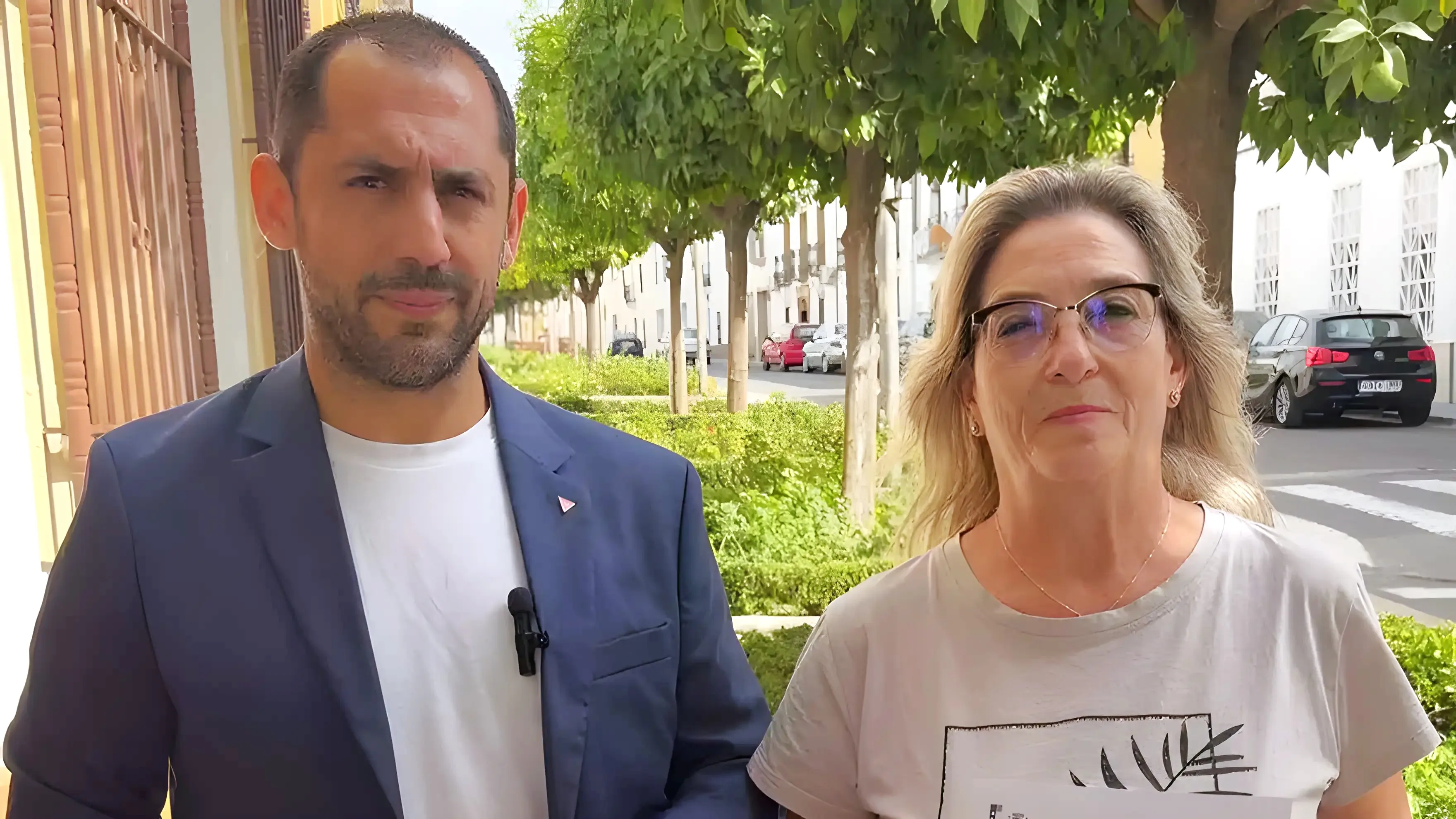 Sebastián Pérez, coordinador IU en Córdoba, junto a la vecina afectada de Pedro Abad Sebastián Pérez, coordinador IU en Córdoba, junto a la vecina afectada de Pedro Abad