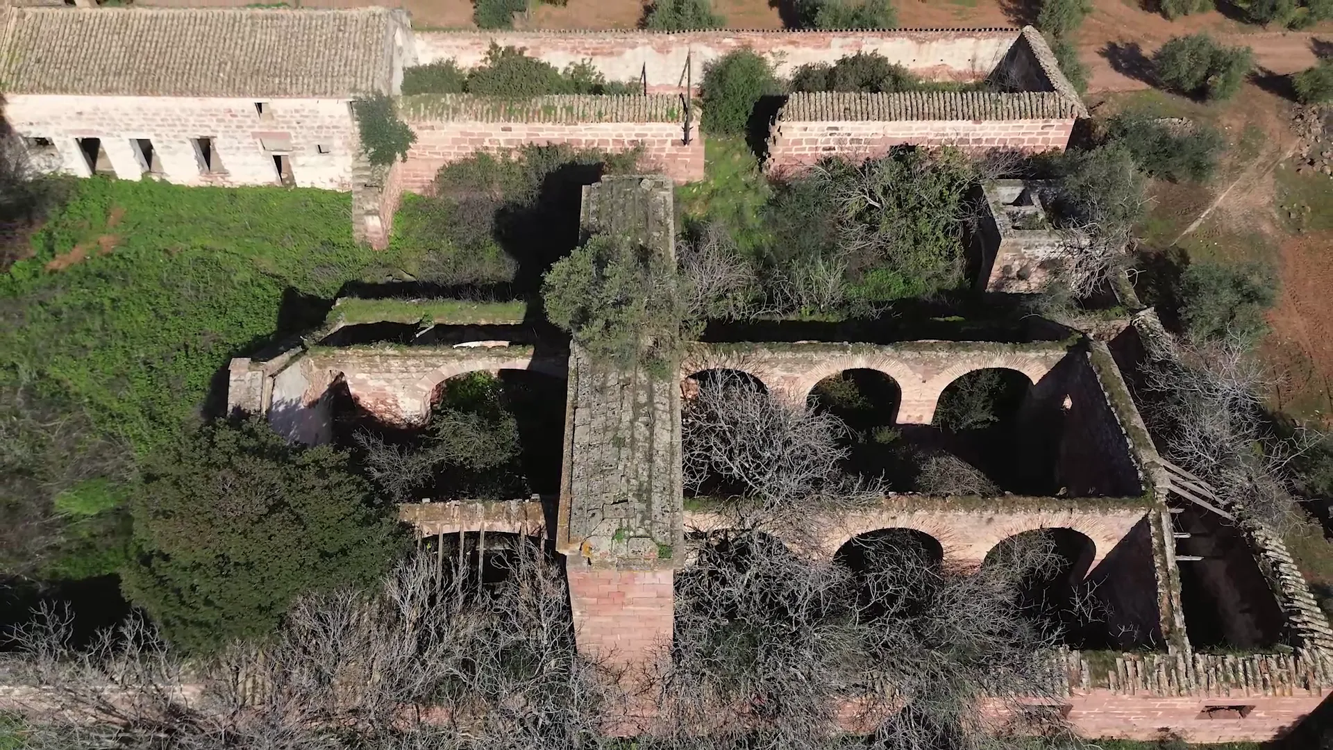 La serie ofrece imágenes inéditas de un patrimonio agrícola casi oculto entre los campos del Alto Guadalquivir. La serie ofrece imágenes inéditas de un patrimonio agrícola casi oculto entre los campos del Alto Guadalquivir.