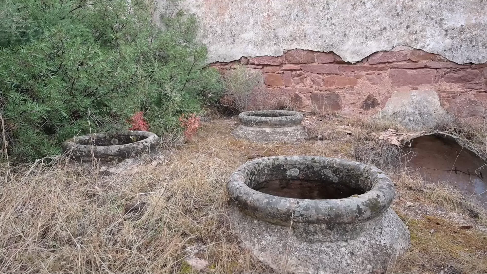 Un patrimonio lleno de matices, donde cada piedra y cada objeto conservan la memoria del trabajo en el campo. Un patrimonio lleno de matices, donde cada piedra y cada objeto conservan la memoria del trabajo en el campo.