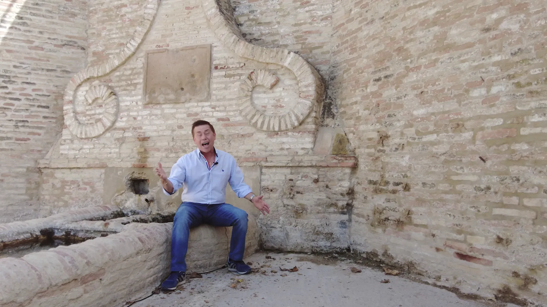 Antonio Serrano revive el cante por pajaronas, un palo tradicional del folclore campesino que formaba parte del día a día de los trabajadores del campo. Antonio Serrano revive el cante por pajaronas, un palo tradicional del folclore campesino que formaba parte del día a día de los trabajadores del campo.