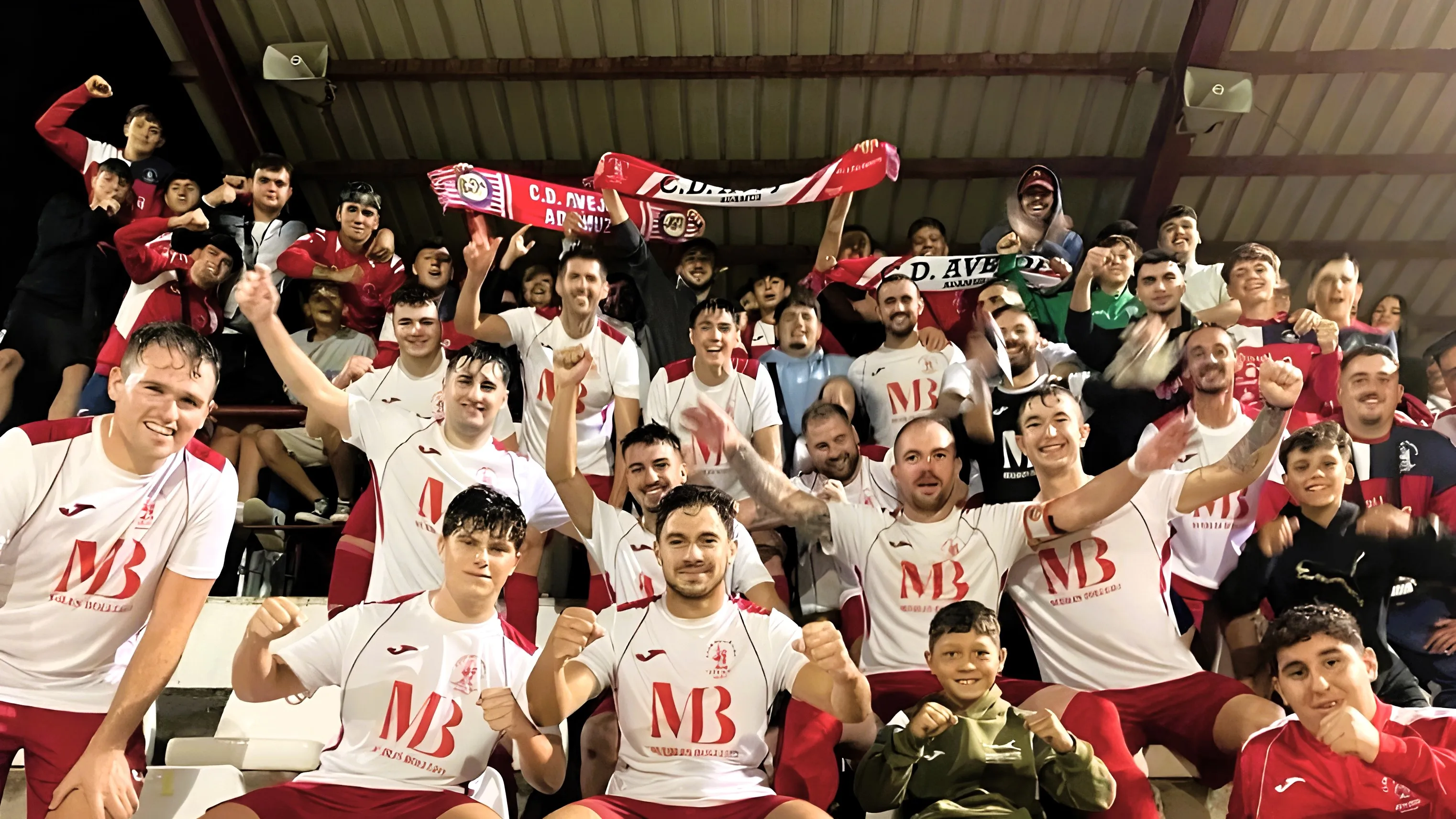 Los jugadores del Avejoe celebran con sus aficionados una victoria. Foto: C.D. Avejoe Los jugadores del Avejoe celebran con sus aficionados una victoria. Foto: C.D. Avejoe