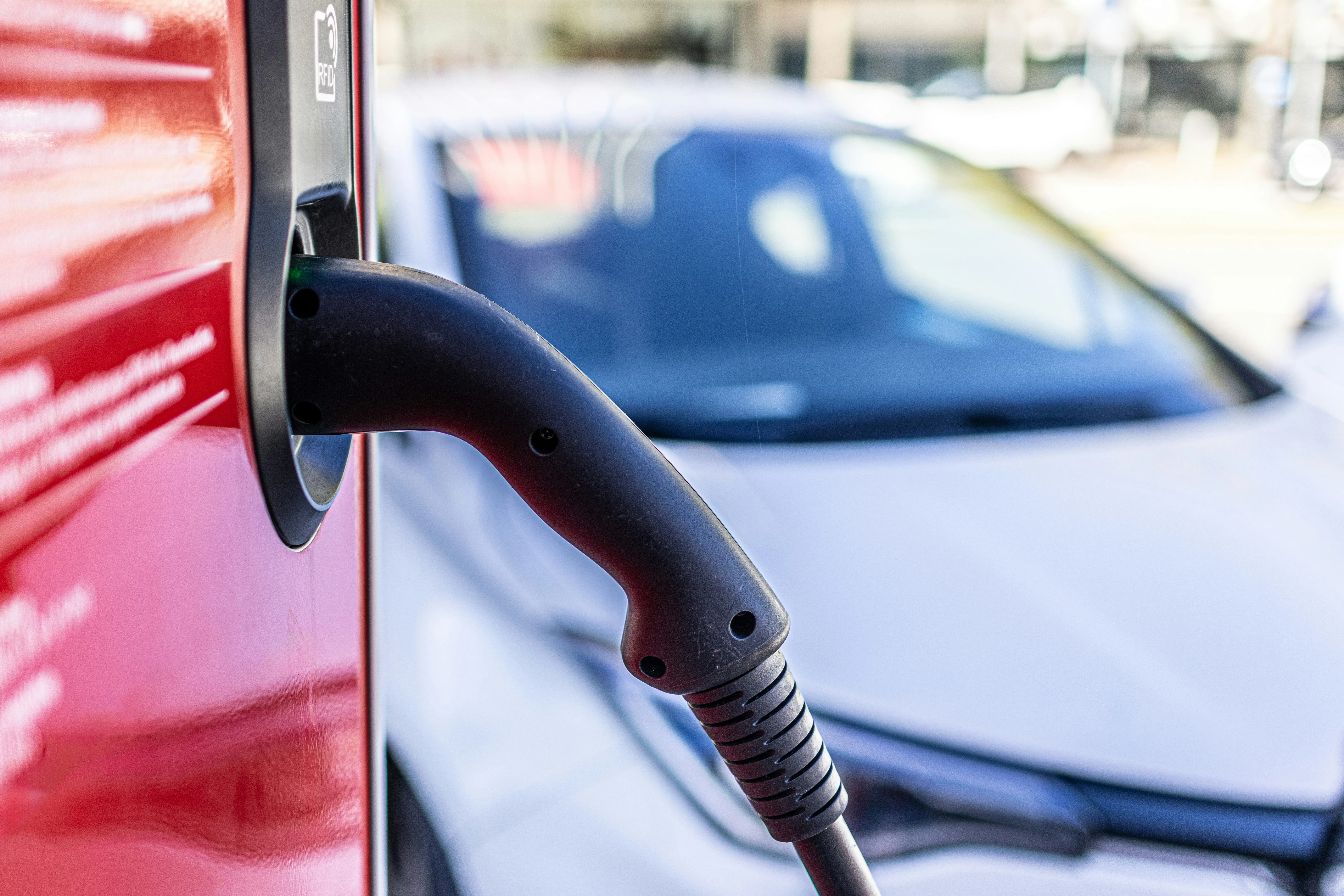 Un punto de recarga para vehículos eléctricos, parte de la infraestructura clave para una movilidad sostenible. Foto: Unsplash