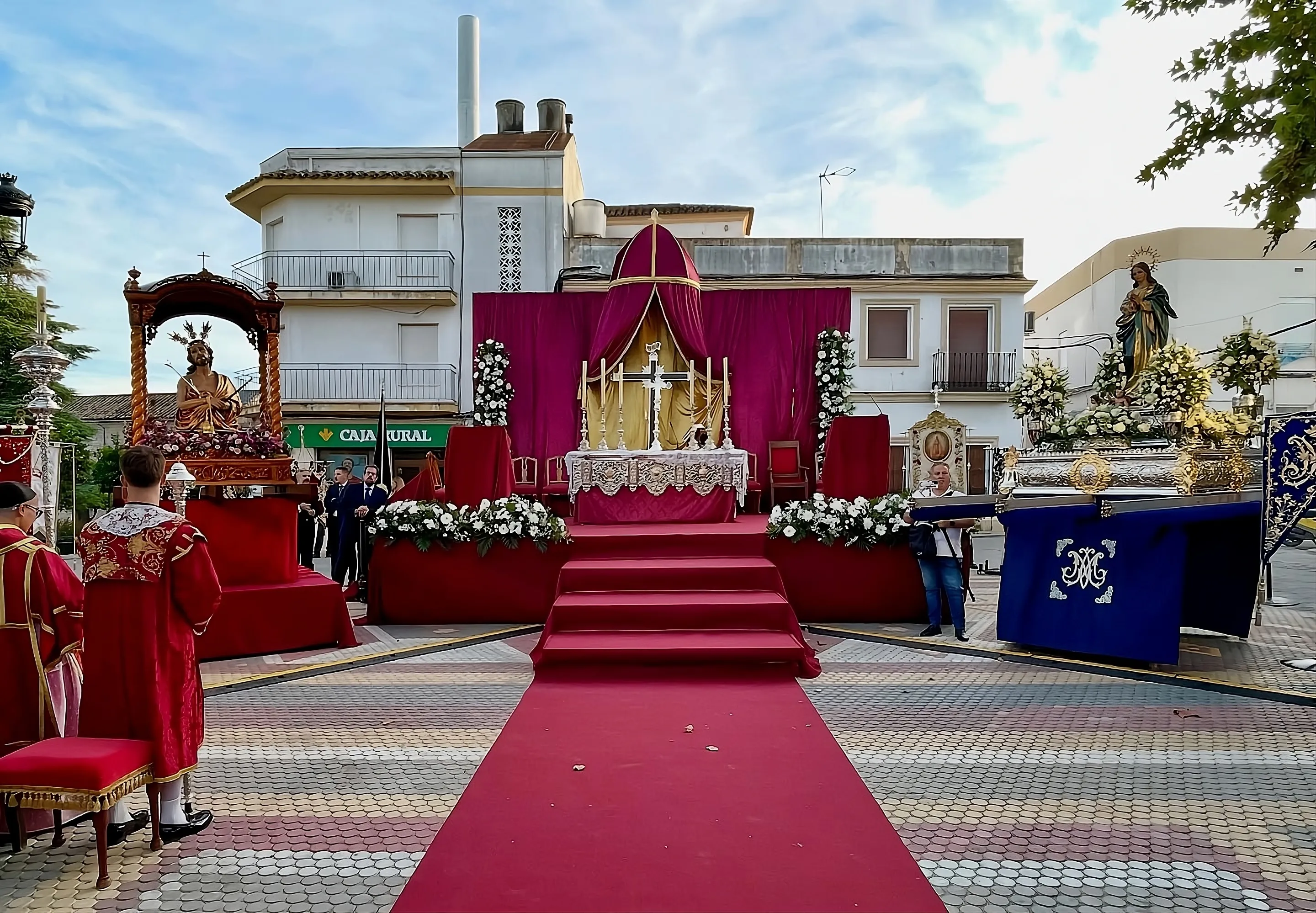 Las imágenes del Ecce Homo y la Inmaculada en la eucaristía previa a la procesión extraordinaria. Foto: Ayuntamiento de El Carpio