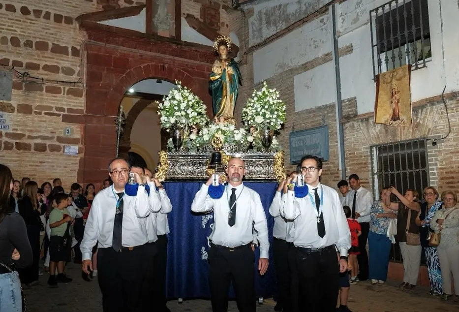 La Inmaculada Concepción, patrona de El Carpio, en la parte final de la procesión extraordinaria. Foto: Ayuntamiento de El Carpio.