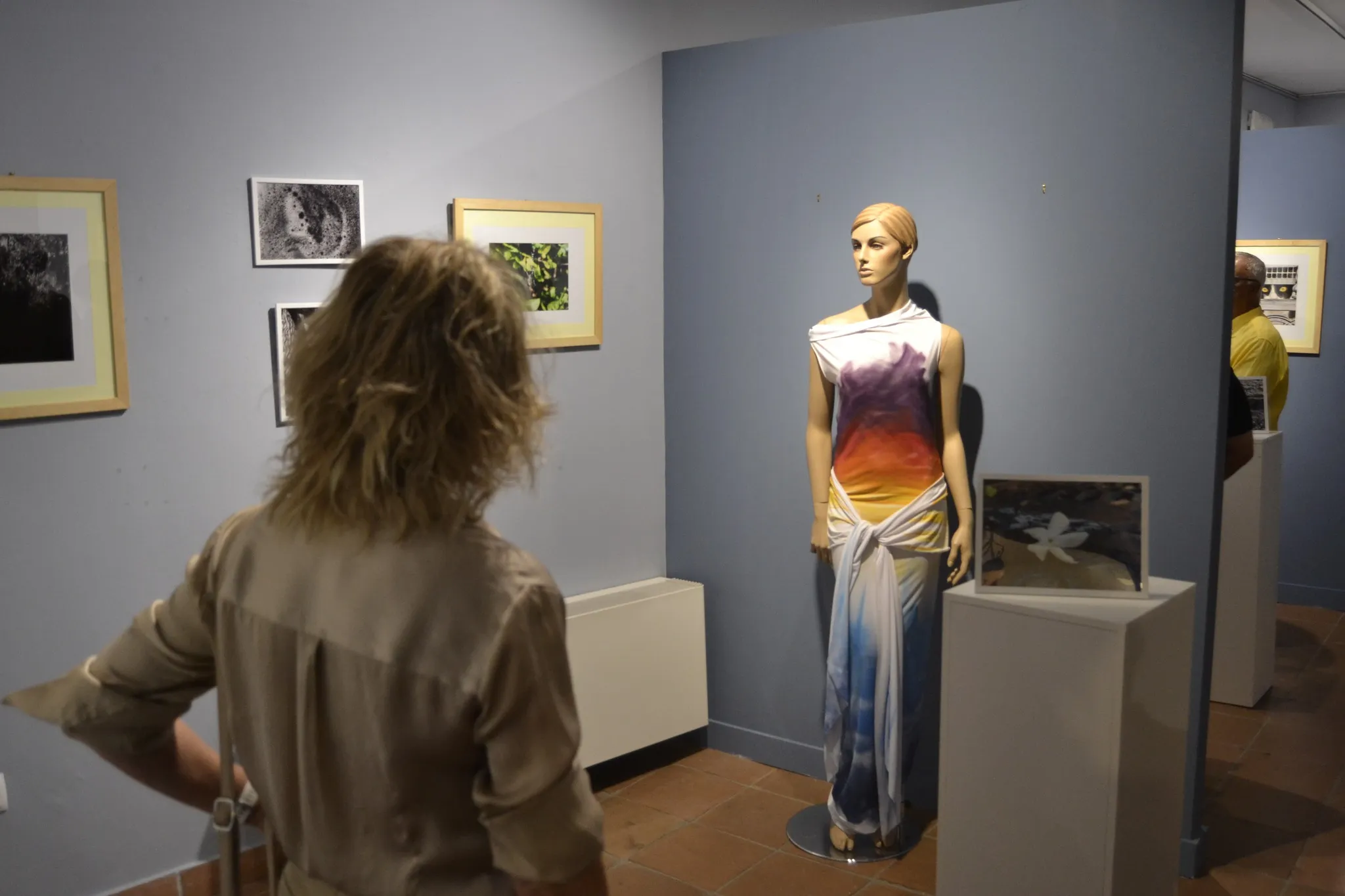 Todas las expresiones artísticas desarrolladas durante la bienal se dan cita en una exposición.