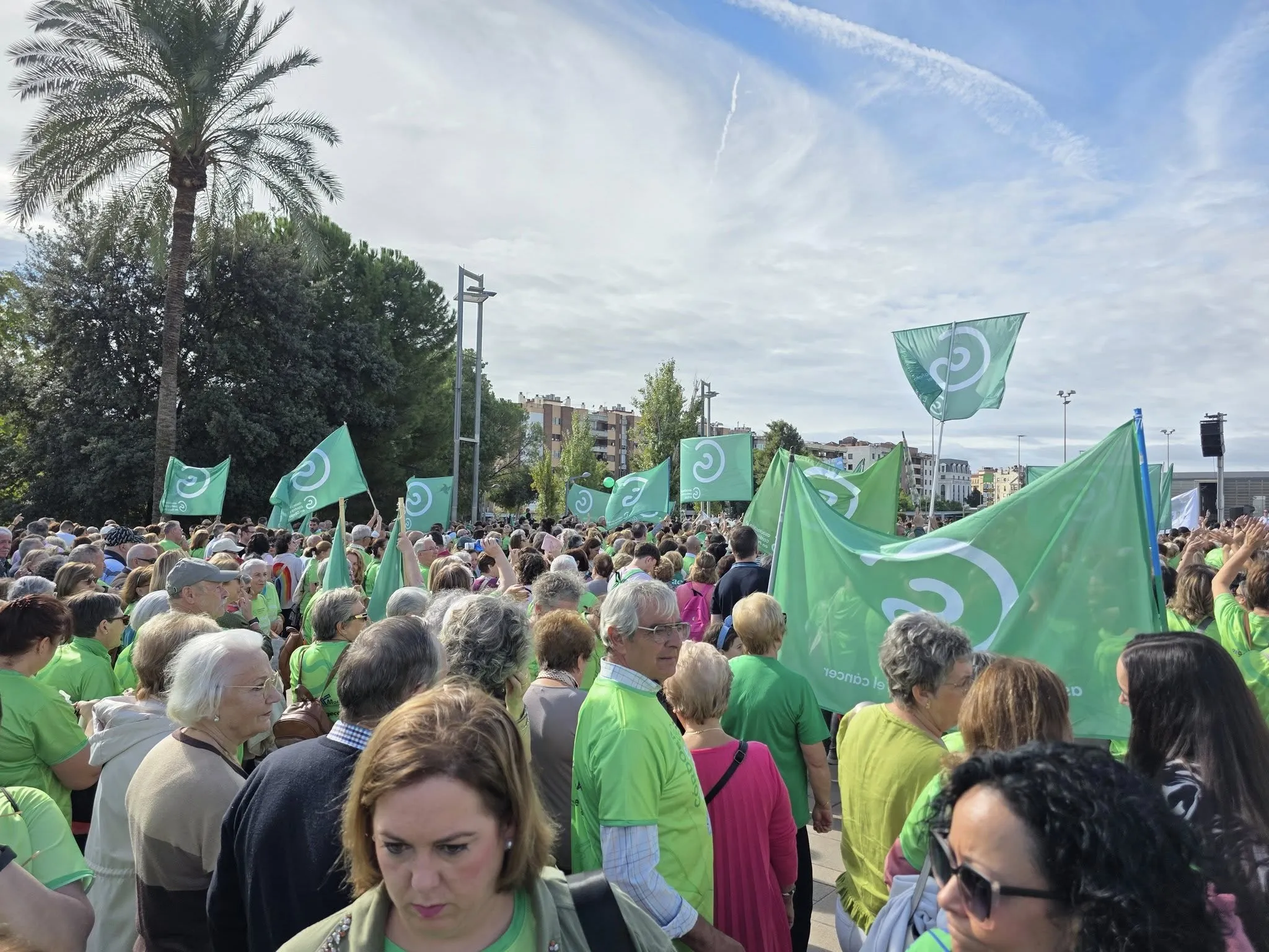 Córdoba se llenó de una marea verde por la visibilidad del cáncer, marcha organizada por la Asociación Española Contra el Cáncer.