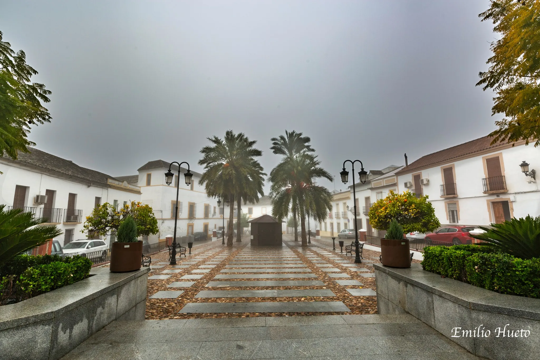 Plaza Santa Ana de Bujalance en un día de lluvia. Foto: Emilio Hueto.