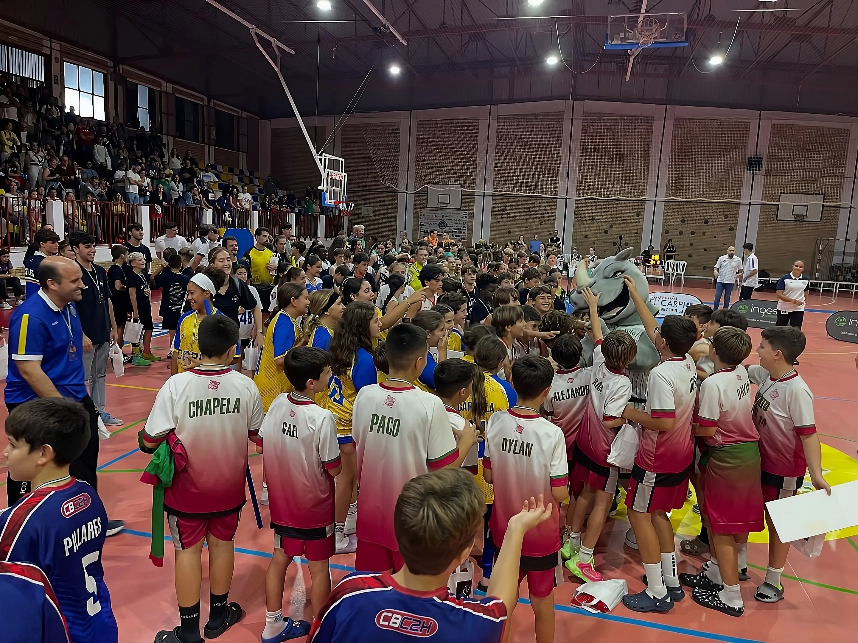 La mascota del 'Coto Córdoba Baloncesto' hizo las delicias de los niños en la ceremonia de premios. La mascota del 'Coto Córdoba Baloncesto' hizo las delicias de los niños en la ceremonia de premios.