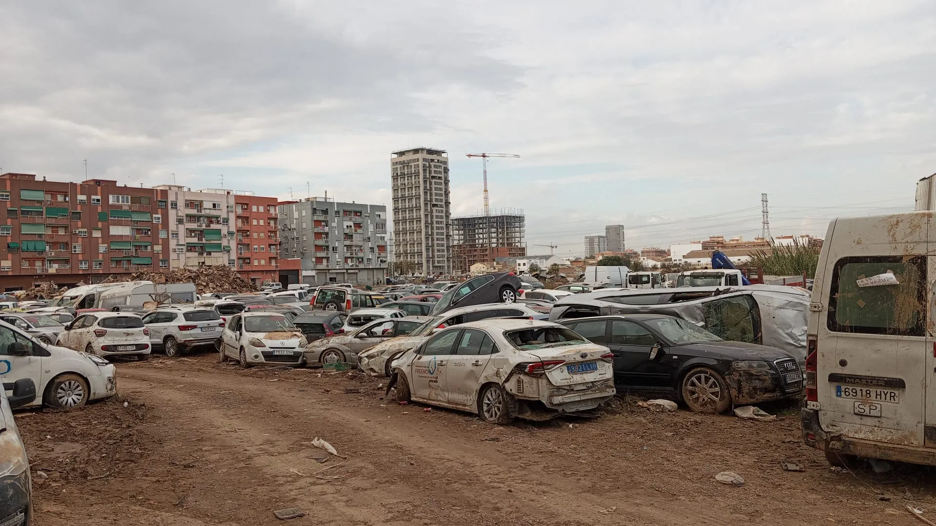 La DANA dejó multitud de coches destrozados.