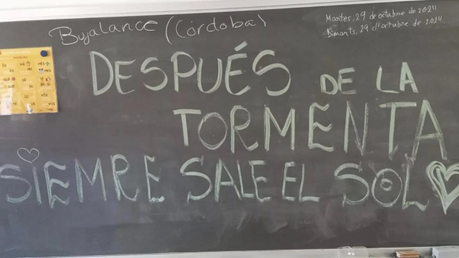 Los voluntarios de Bujalance dejaron este mensaje de ánimo en la pizarra de un aula de uno de los colegios afectados.