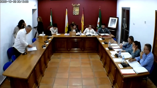 Momento en el que el grupo socialista abandona el pleno.