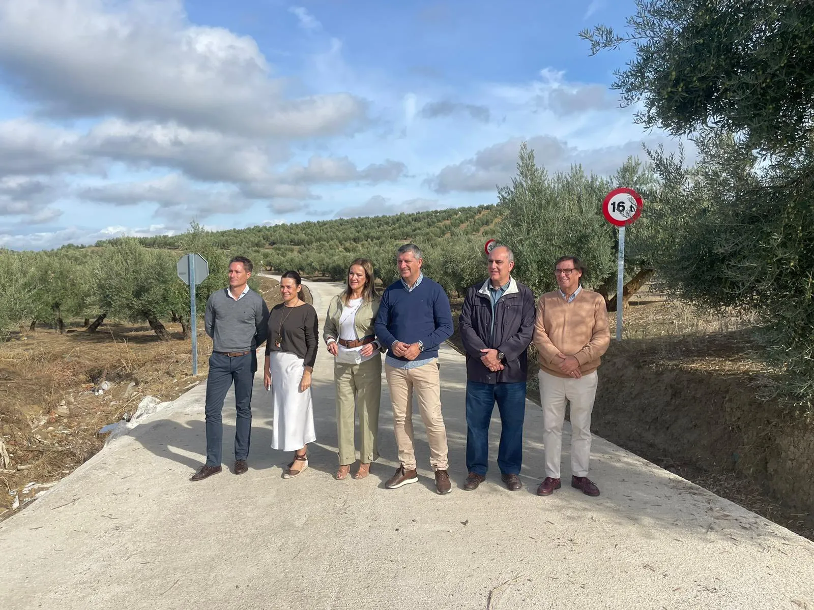 Elena Alba y Francisco Acosta (centro), durante la visita al mejorado camino rural de Los Almendros, en Bujalance. Foto: Junta de Andalucía