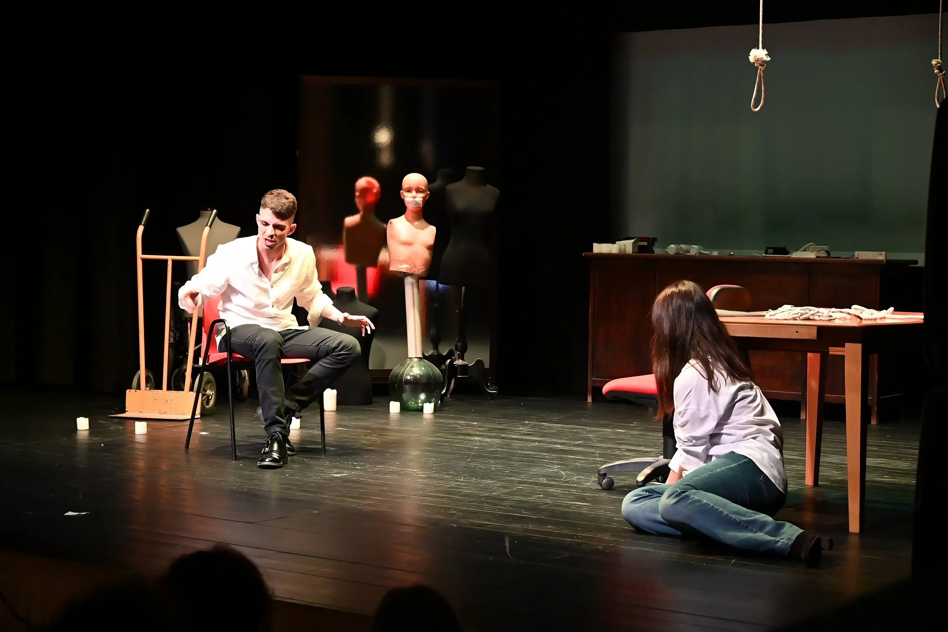 Momento de la inauguración del IX Certamen Nacional de Teatro Aficionado “Manuel Tirado” en el Teatro Olimpia, con la representación de Encadenada(S) por el Grupo de Teatro La Parroquia de Villa del Río.