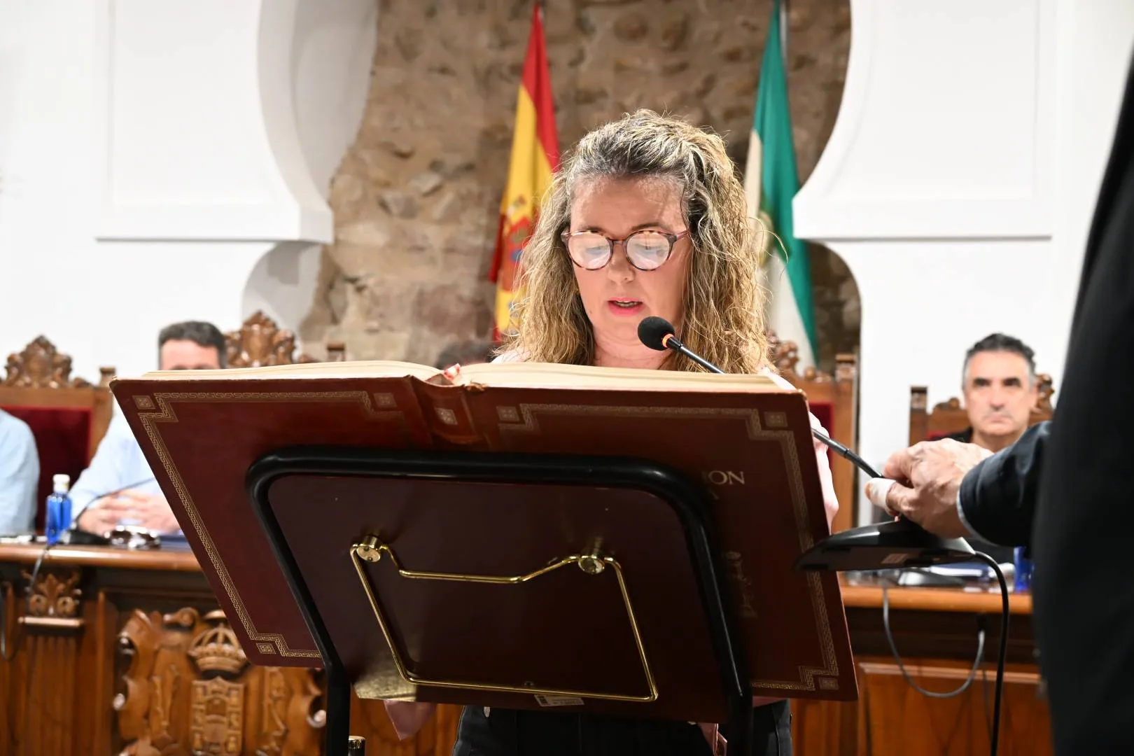 Leticia Barragán Herrera toma su posesión del cargo de concejal en Villa del Río. Foto: Ayuntamiento de Villa del Río