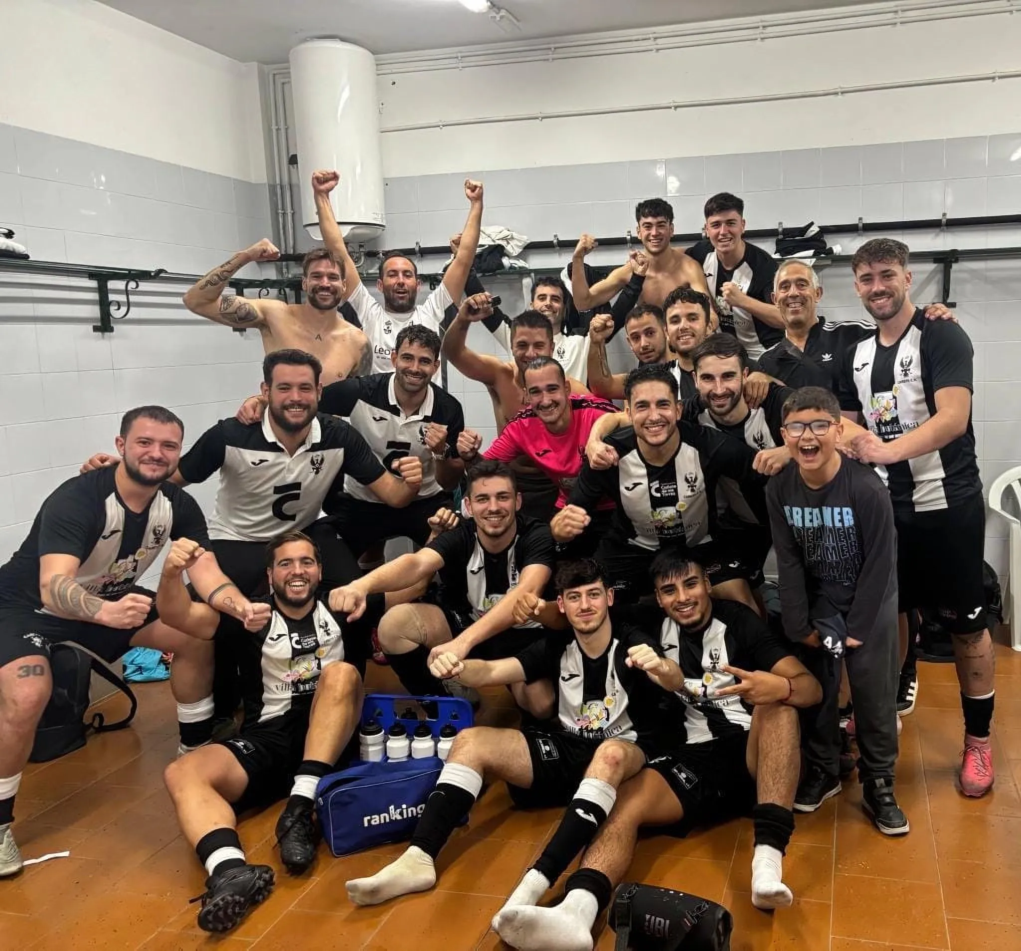 El C.D. Cañete celebra el triunfo.