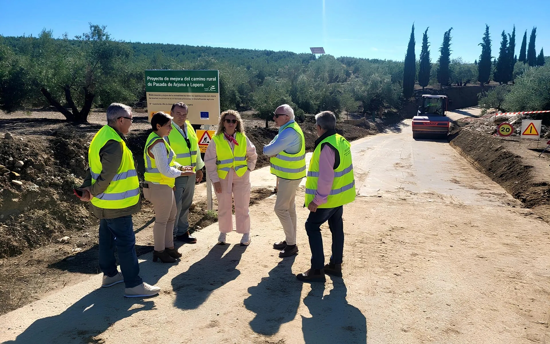 La delegada de Agricultura, Soledad Aranda, y la alcaldesa de Lopera, Carmen Torres, supervisan el estado de estas obras. Foto: Junta de Andalucía.
