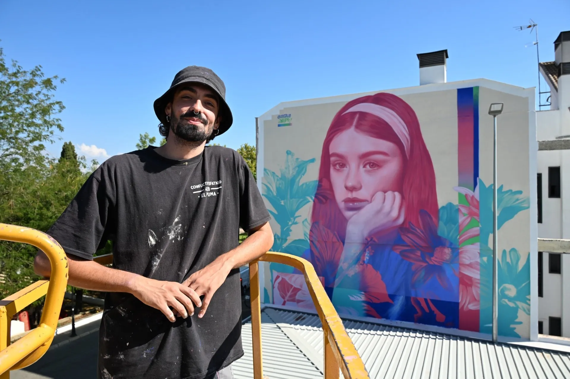 Jota López, junto a su mural, nominado a mejor mural de arte urbano del mundo. Foto: Ayuntamiento de Villa del Río
