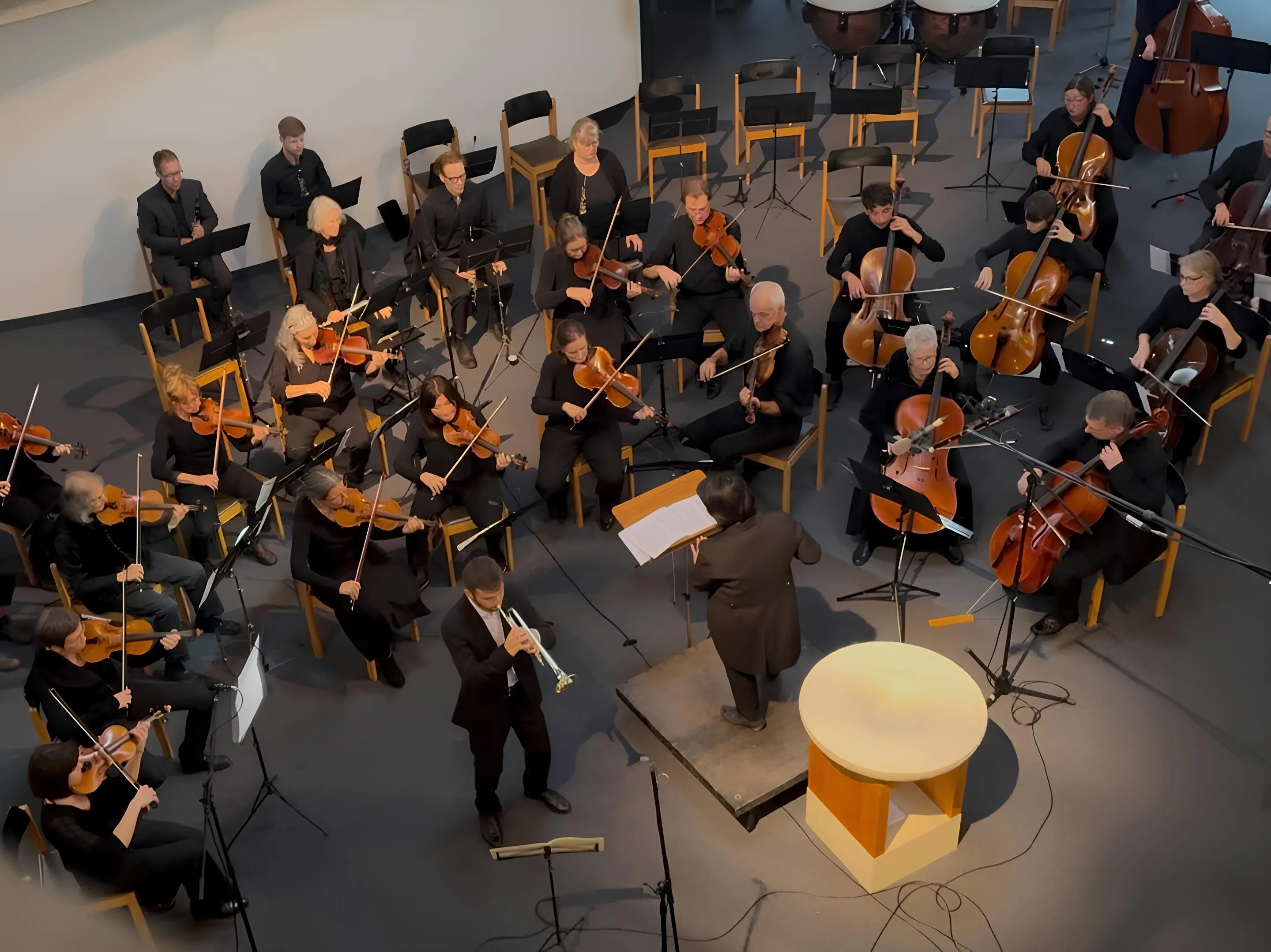 Heliodoro García Gascón (abajo, al lado del director de orquesta) durante el concierto en Berlín.