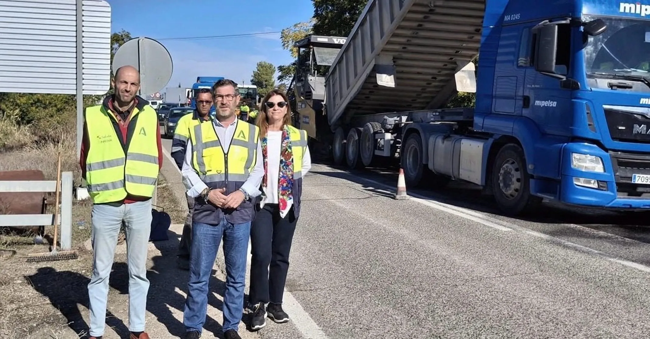 El delegado de Fomento, Miguel Contreras, visita las obras en esta carretera. Foto: Junta de Andalucía.