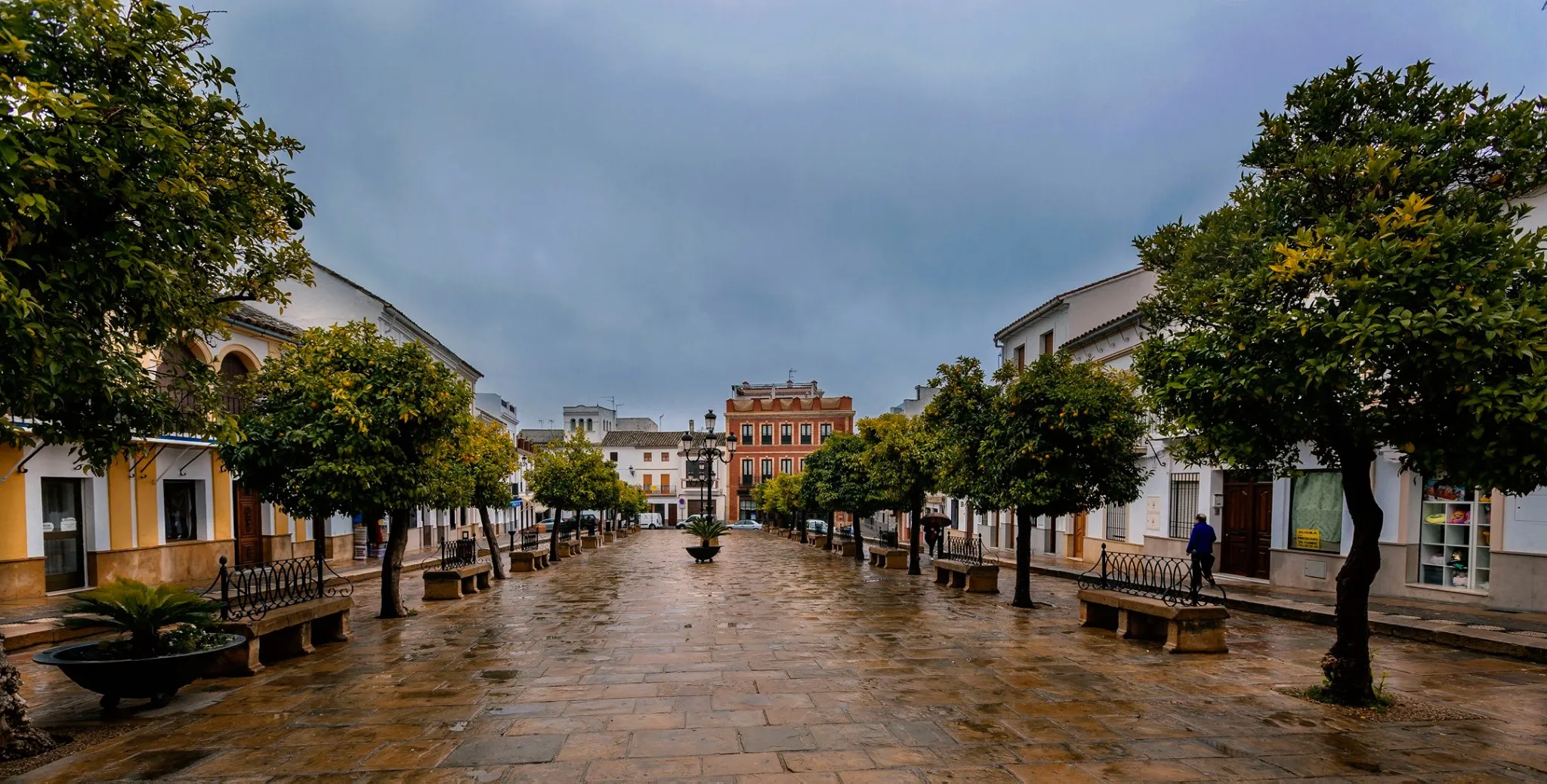 Plaza Mayor de Bujalance en un día de lluvia. Foto: Emilio Hueto.