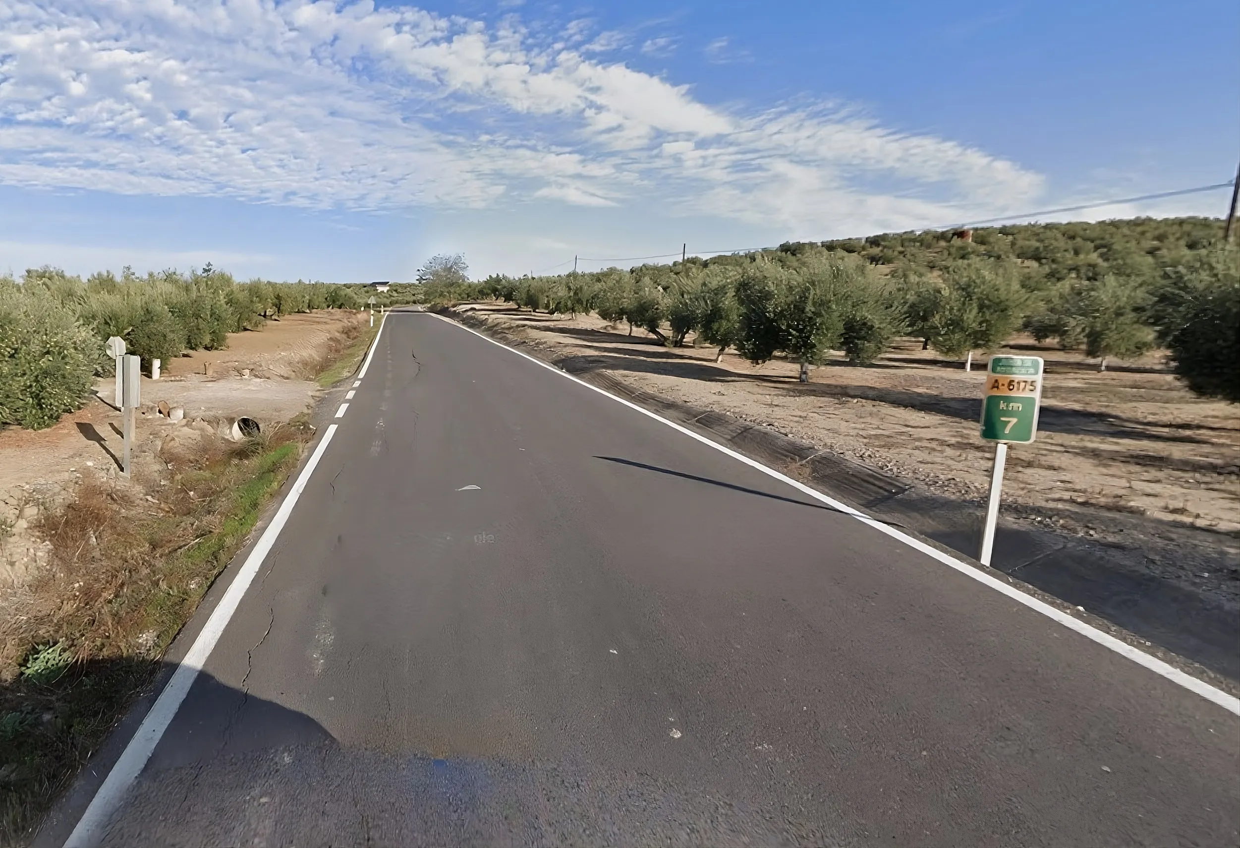 Carretera A-6175 que conecta Lopera con Porcuna.