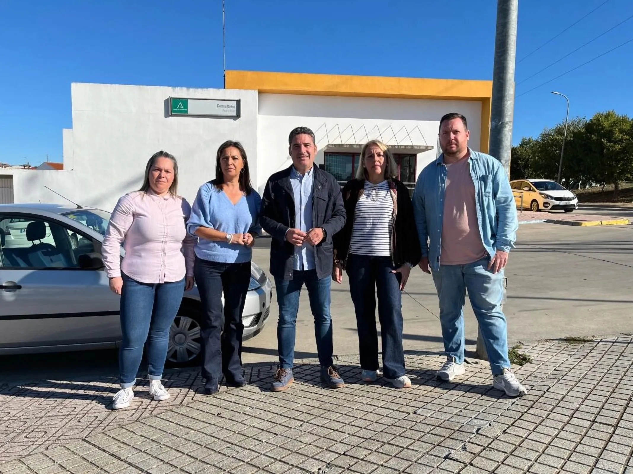 Isabel Ambrosio y Juan Antonio Reyes, junto al centro de salud de Pedro Abad, donde el Ayuntamiento ha anunciado una actuación urgente ante la falta de respuesta de la Junta.
