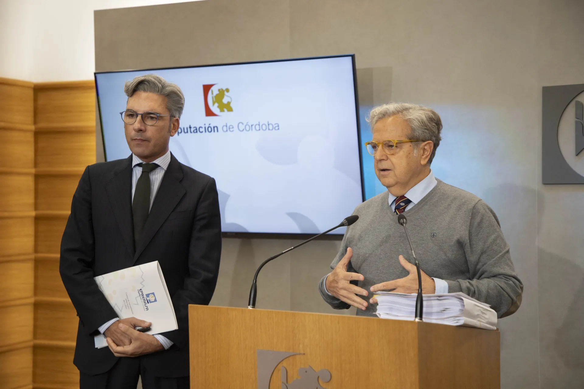 Salvador Fuentes junto con Andrés Lorite, en el anuncio de estas medidas. Foto: Diputación de Córdoba.