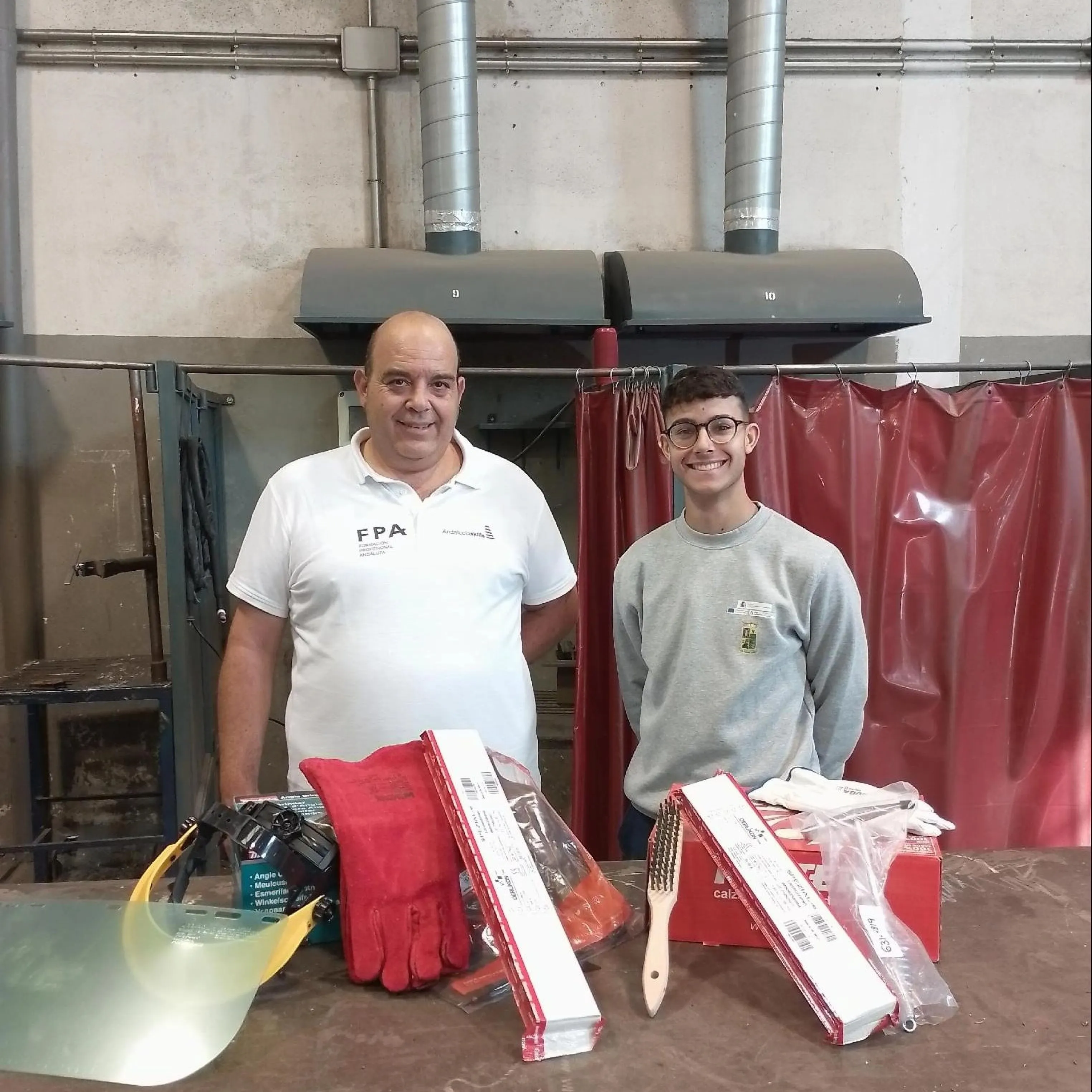 Jose Antonio Ortega, a la derecha, junto a su profesor Antonio Abril.