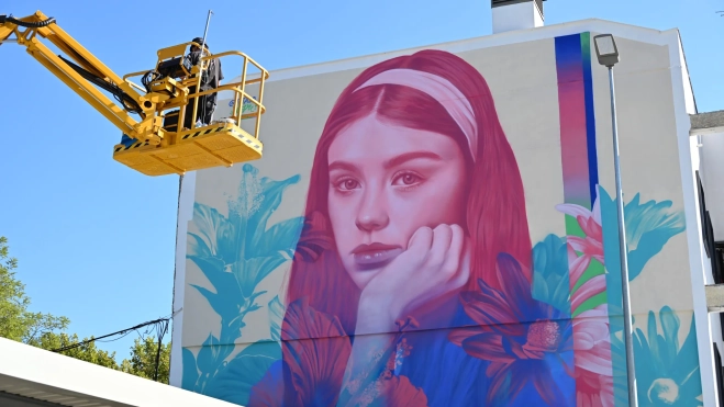 Poder ver trabajar en directo a uno de estos artistas e interactuar con él es el gran aliciente del arte urbano. Foto Ayuntamiento de Villa del Río.