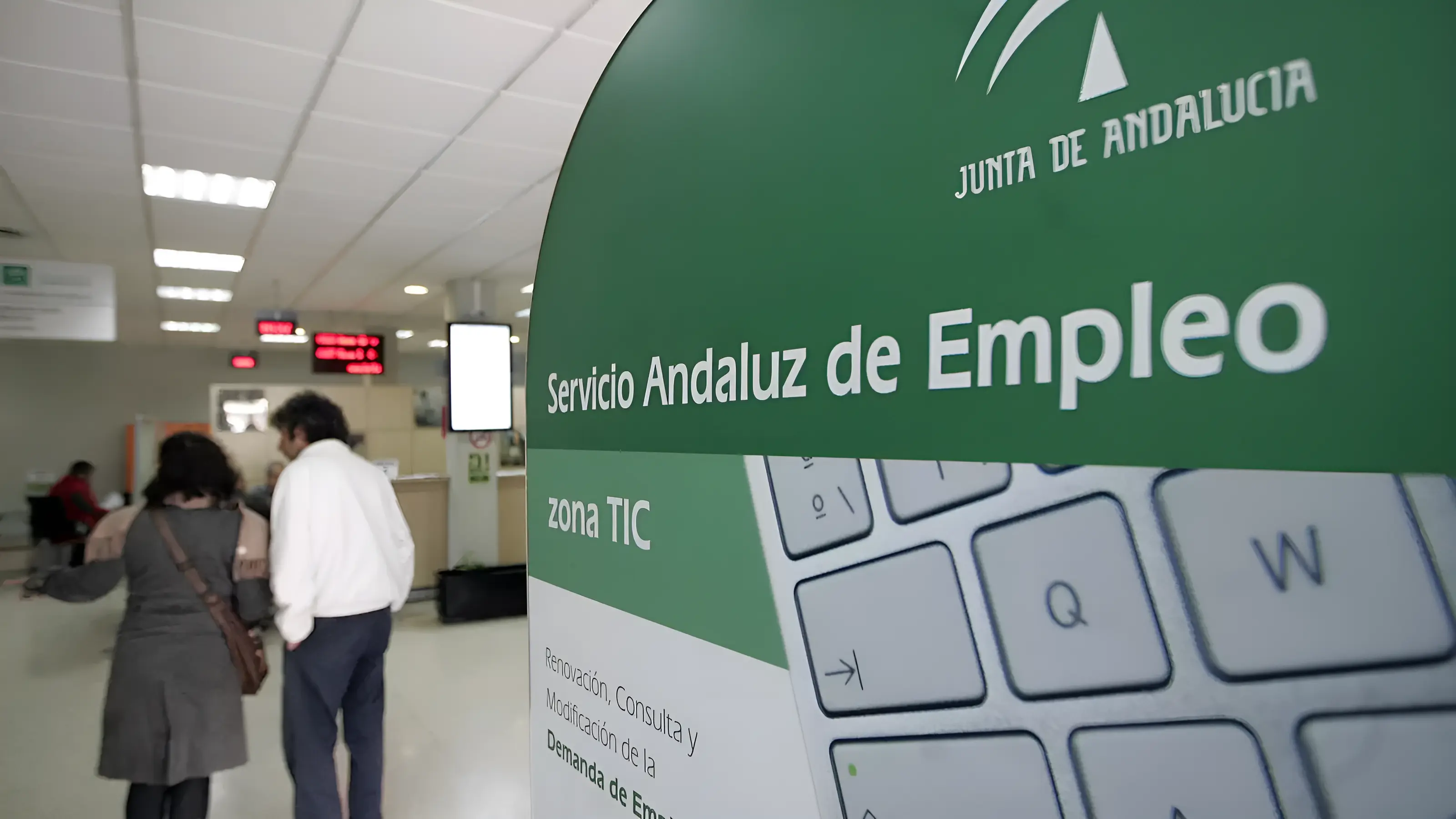 El paro en octubre descendió mínimamente y se mantiene la tendencia anual a la baja