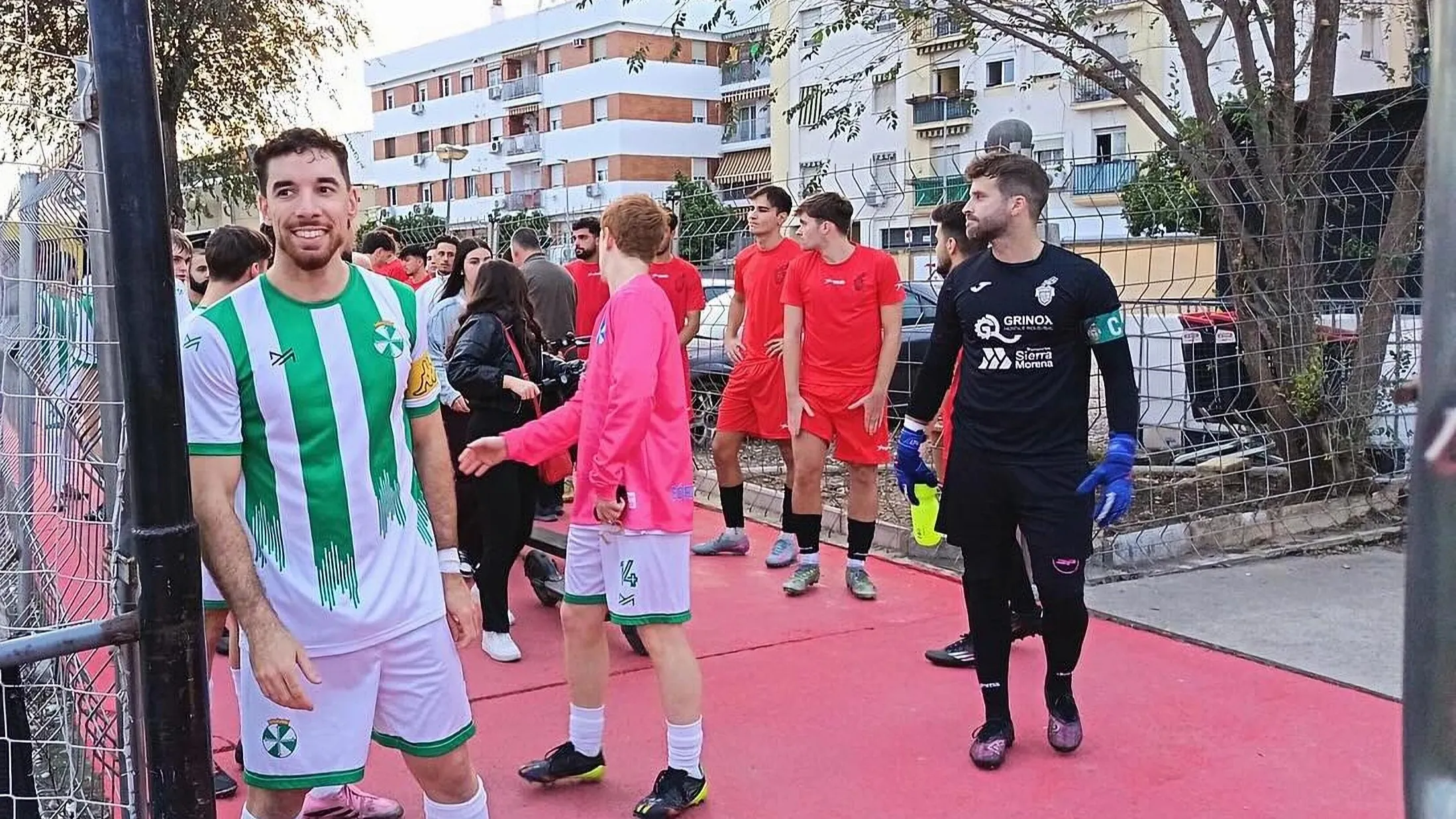 El Córdoba C.F. S.A.D junto al A.D. Bujalance F.B. justo antes de salir al terreno de juego.