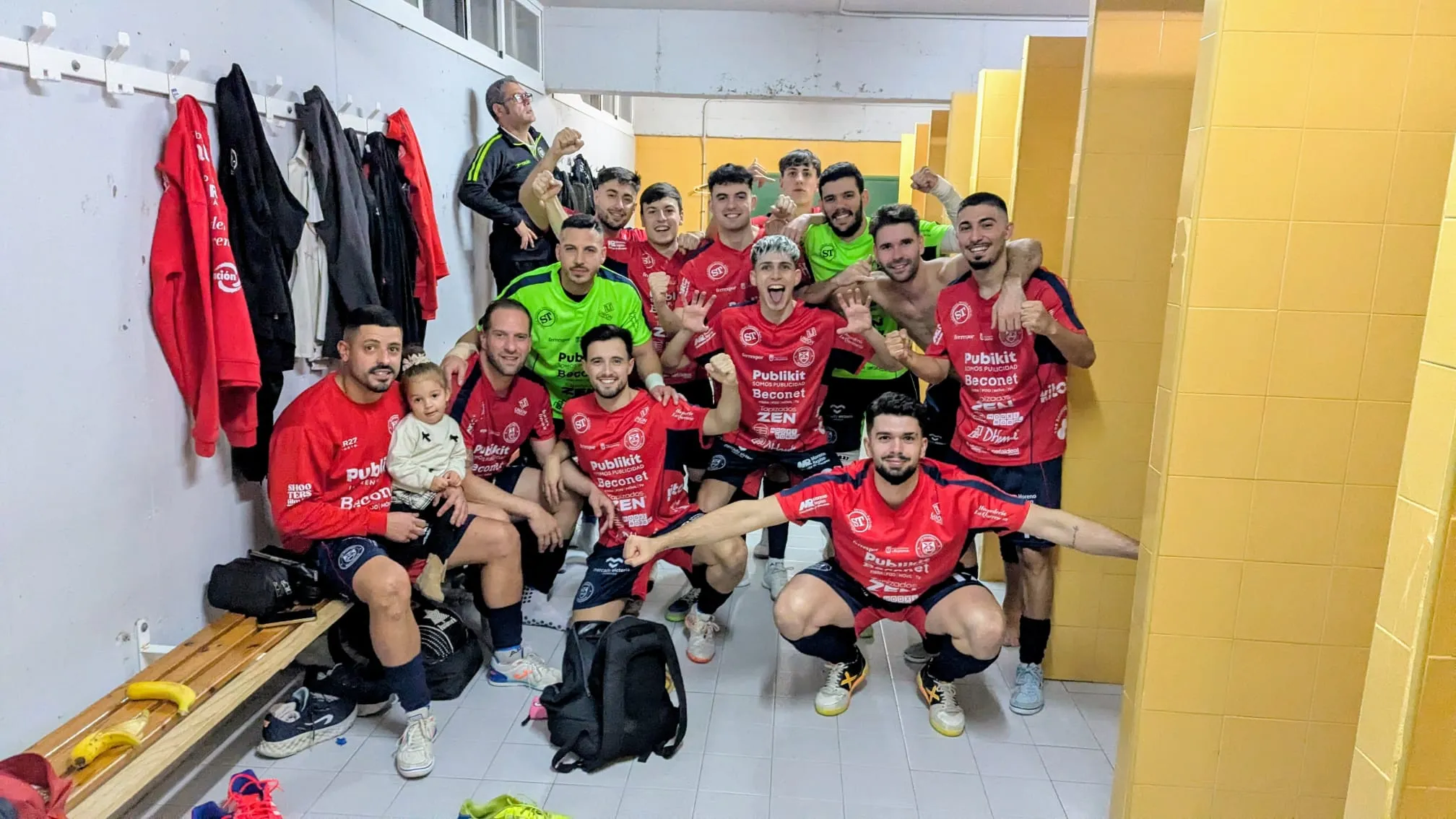 Los jugadores del Beconet Bujalance celebran la victoria.