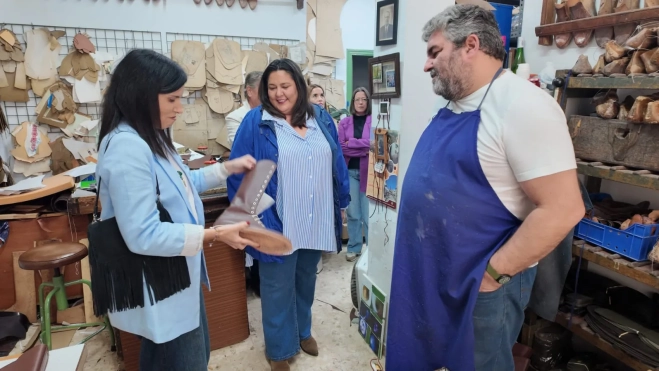 Visita a uno de los establecimientos del Centro Comercial Abierto de Montoro. Foto: Junta de Andalucía