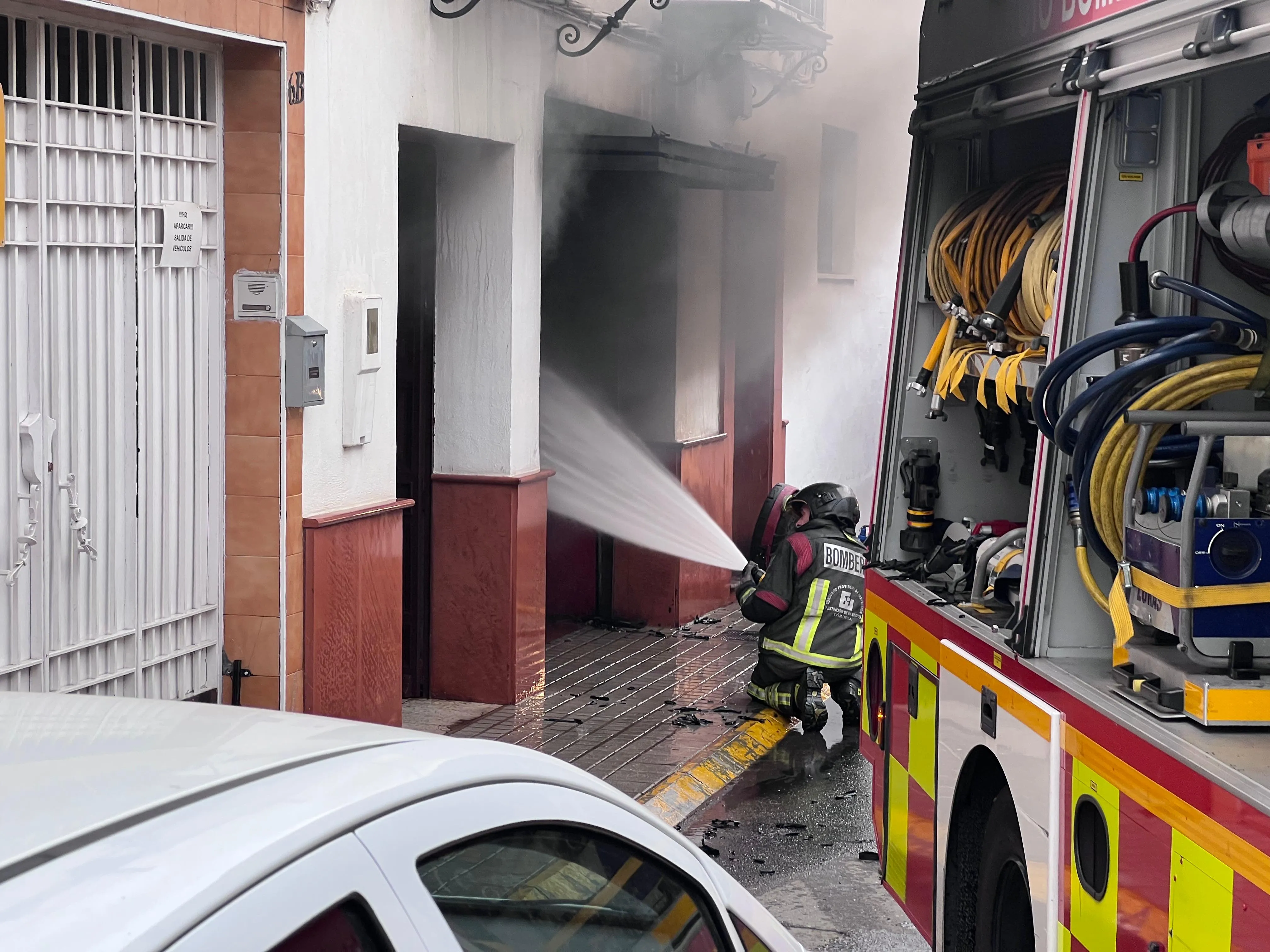 Los bomberos han trabajado intensamente para controlar y extinguir las llamas. Fotos: Manuel Sánchez, Beconet.