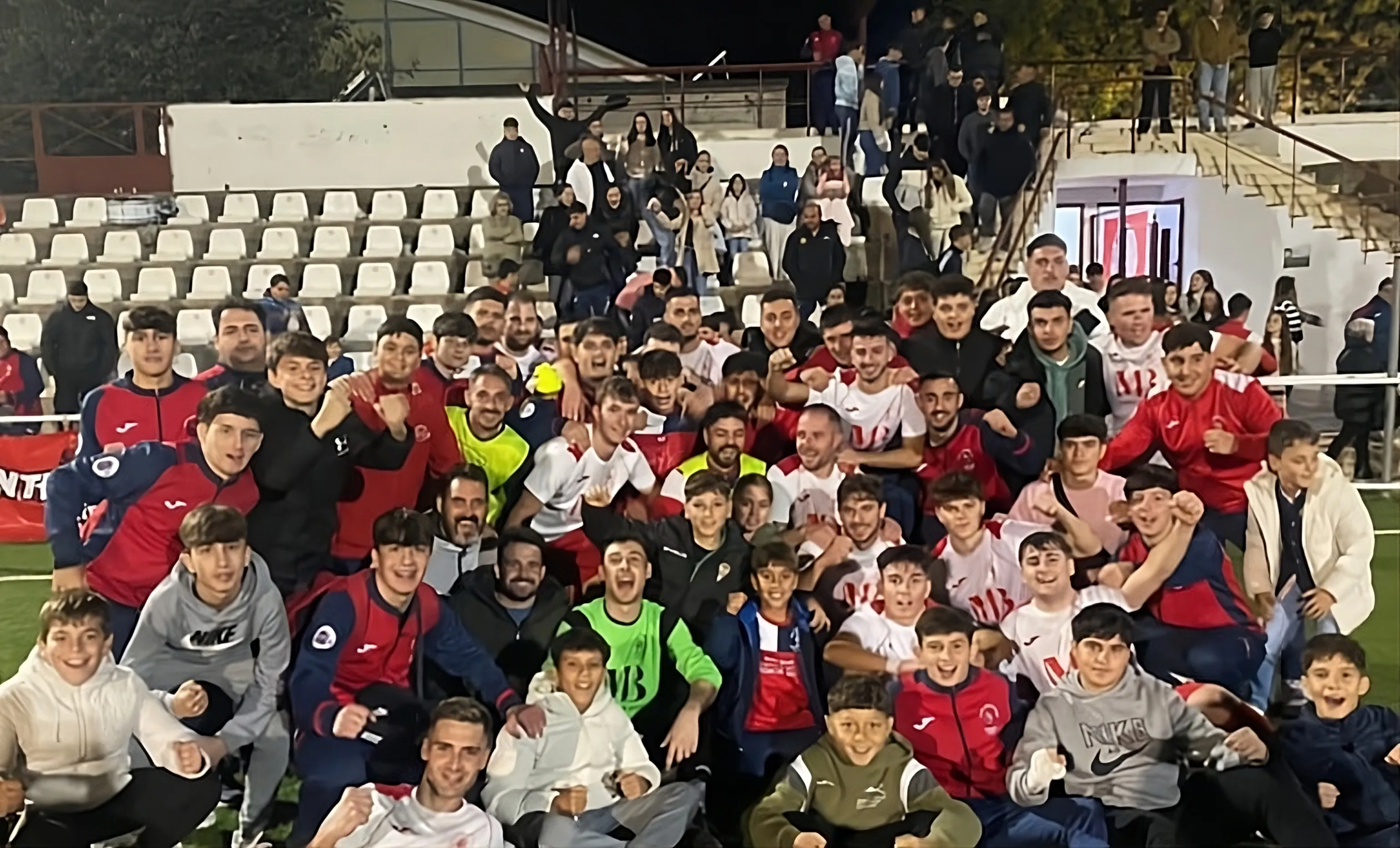 Avejoe celebrando un triunfo con su afición.