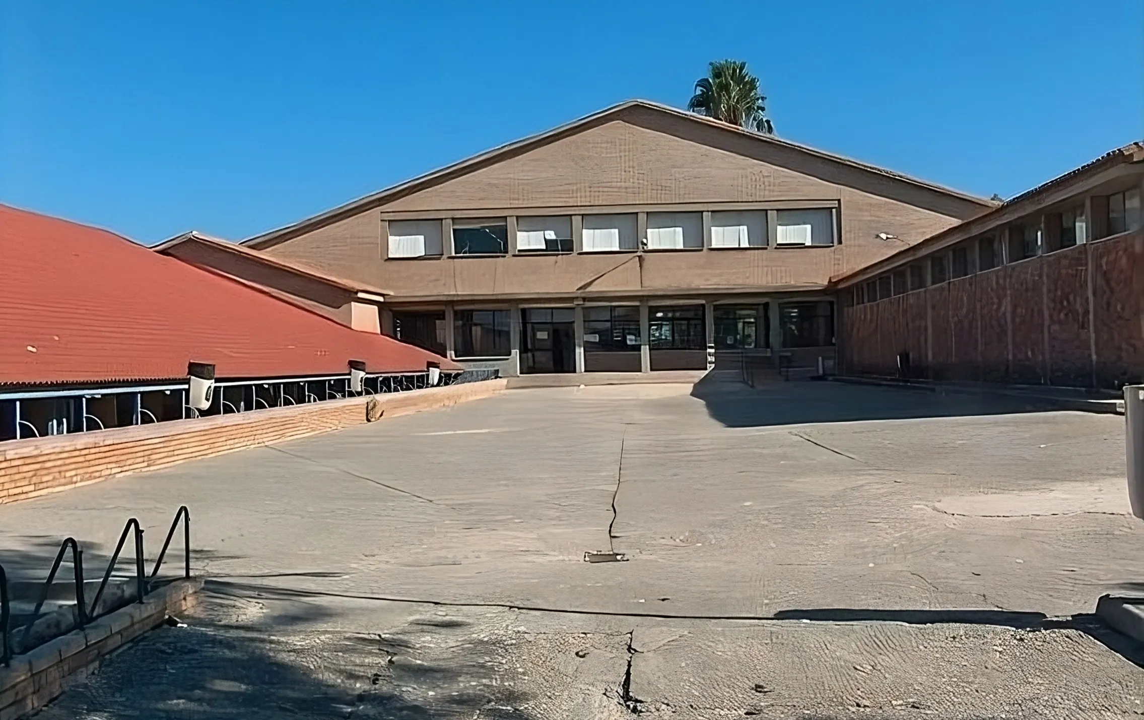 Fachada principal del IES Antonio Galán Acosta de Montoro. Foto: IES Antonio Galán Acosta