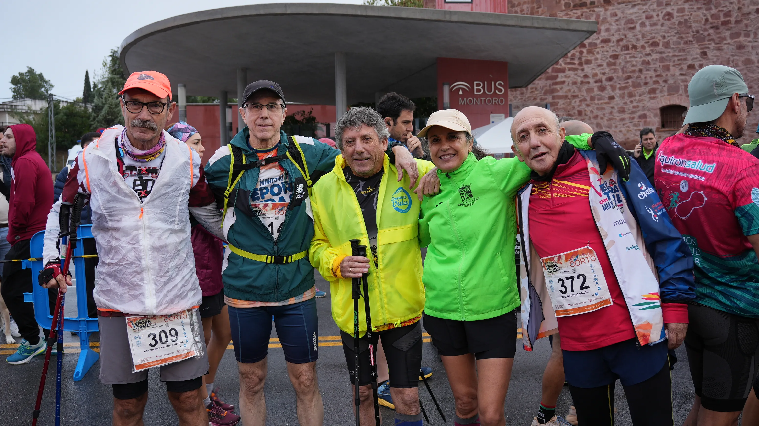 Algunos de los participantes del Épora Trail antes de la salida.