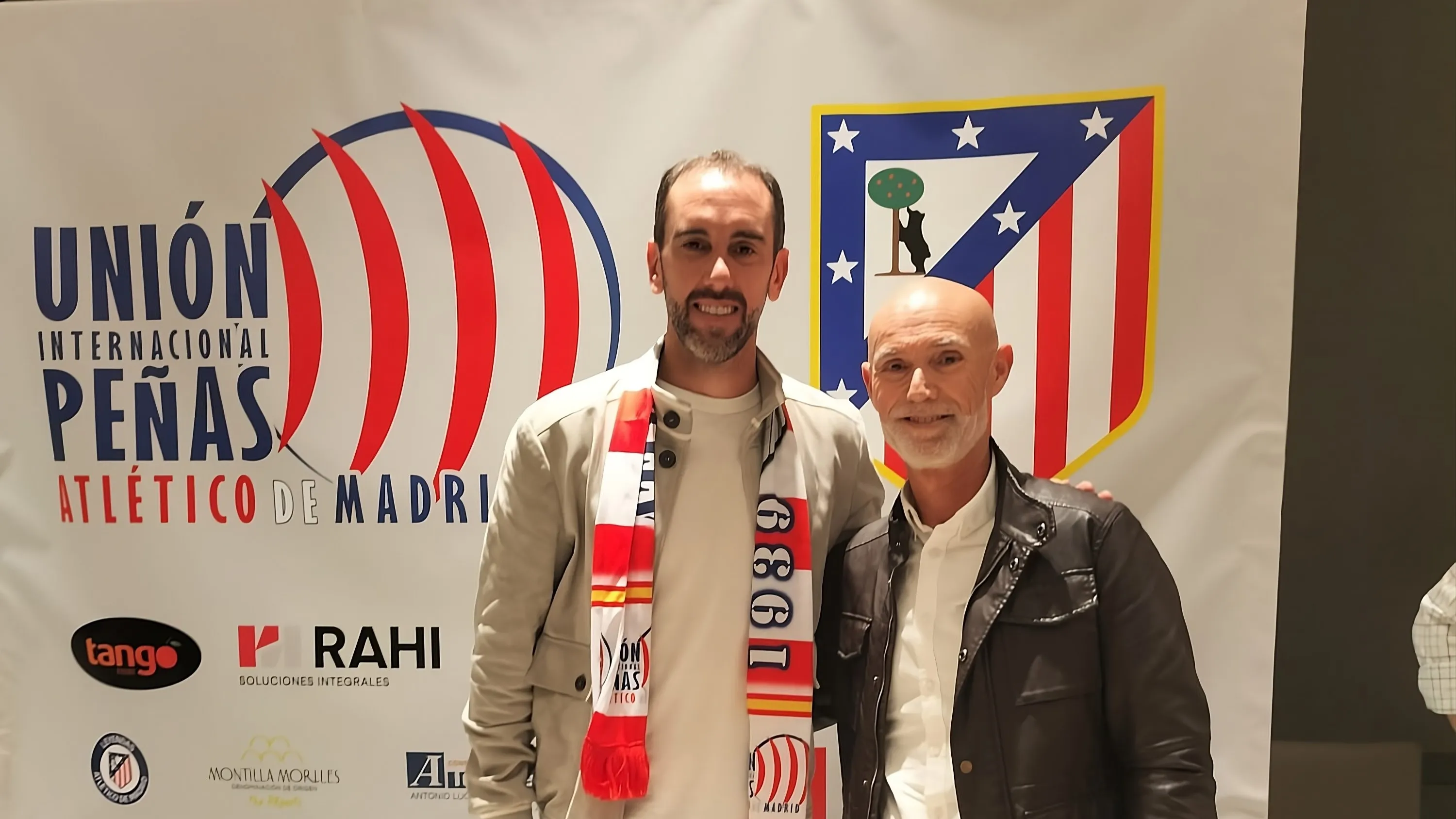 Bartolomé Solís, presidente de la peña villarrense del Atlético de Madrid, junto al ex-jugador Diego Godín.